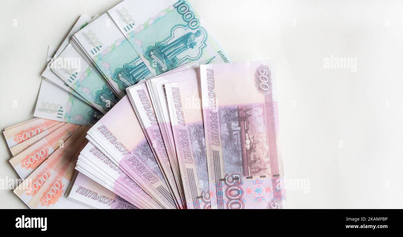 Russisches Geld verschiedener Konfessionen auf weißem Hintergrund. Speicherplatz kopieren Stockfoto