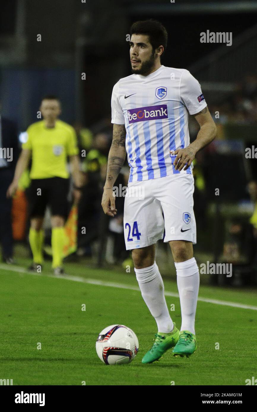 Alejandro Pozuelo, Mittelfeldspieler des KRC Genk FC (24), kontrolliert den Ball während der UEFA Europe League Runde des ersten Beinspieles 4 zwischen Celta de Vigo und dem KRC Genk FC im Balaidos Stadium am 13. April 2017 in Vigo, Spanien. (Foto von Jose Manuel Alvarez Rey/NurPhoto) *** Bitte nutzen Sie die Gutschrift aus dem Kreditfeld *** Stockfoto