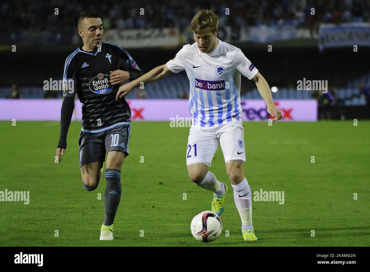 Jere Uronen, der Verteidiger des KRC Genk FC (21), kämpft am 13. April 2017 im Balaidos-Stadion in Vigo, Spanien, während der UEFA Europe League Round of 4 First Leg Match zwischen Celta de Vigo und dem KRC Genk FC im Jahr 10 um den Ball mit Iago Aspas vor Celta de Vigo (). (Foto von Jose Manuel Alvarez Rey/NurPhoto) *** Bitte nutzen Sie die Gutschrift aus dem Kreditfeld *** Stockfoto