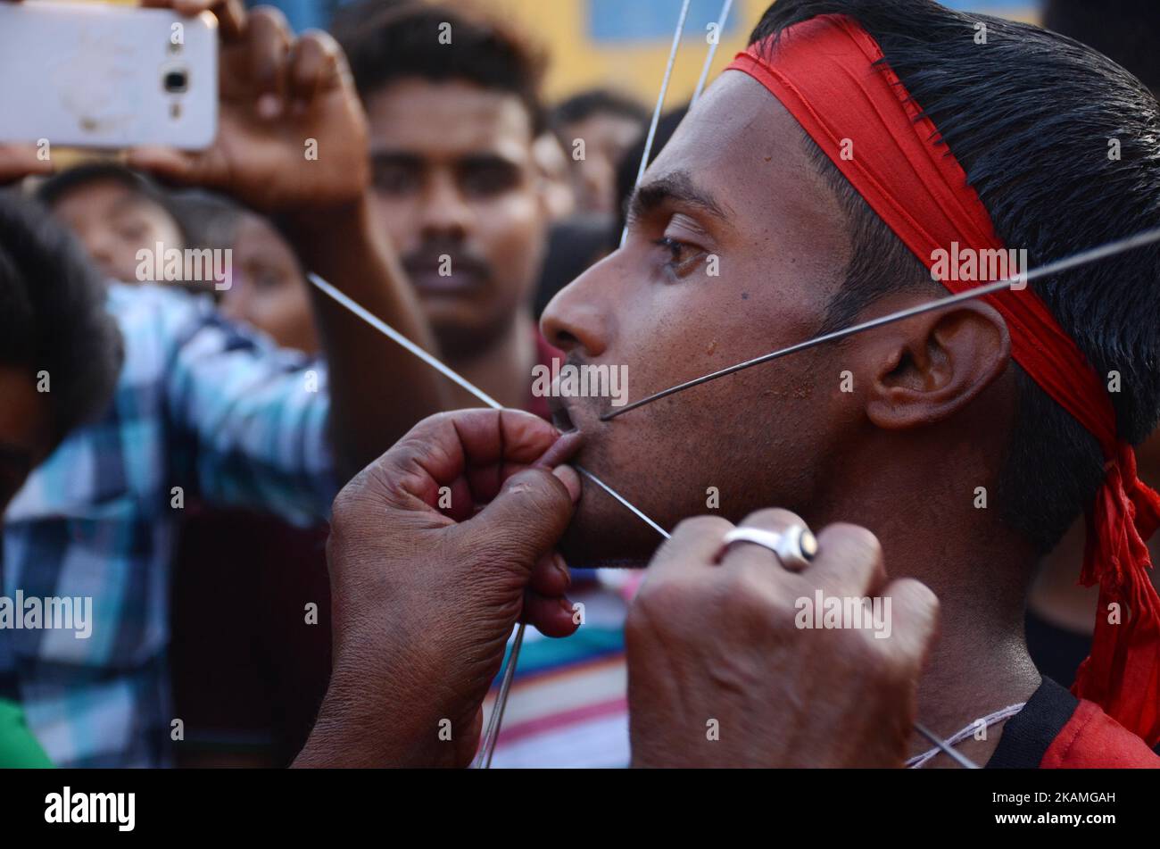 Indischer hinduistischer Anhänger, der am Freitag, dem 14.. April 2017, während des Gajan-Festivals im Bezirk Burdwan in Westbengalen, Indien, mit eisernem Stab durchbohrt wurde.Gajan ist ein Hindu-Fest, das hauptsächlich im indischen Bundesstaat Westbengalen gefeiert wird. Es ist mit Gottheiten wie Shiva, Neel und Dharmathakur verbunden. Gajan erstreckt sich über eine Woche, beginnend mit der letzten Woche von Chaitro, die bis zum Ende des bengalischen Jahres andauert. Es endet mit Charak Puja. Die Teilnehmer dieses Festivals sind als Sannyasi oder Bhokta bekannt. Das zentrale Thema dieses Festivals ist die Befriedigung durch Hingabe und Opfer. (Foto von Sonali Pal Cha Stockfoto