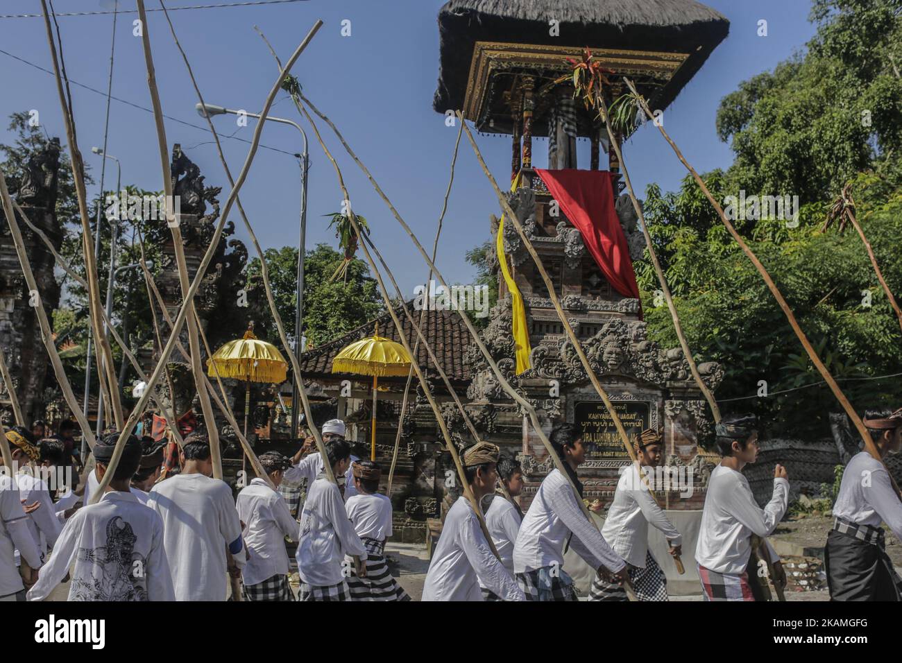 Junge Dorfbewohner gehen mit Holzstäben während des Mekotek-Rituals, das von balinesischen Hindus am 15. April 2017 im Dorf Munggu in Badung, Bali, Indonesien, praktiziert wurde. Das Mekotek-Ritual ist eine traditionelle Zeremonie im Dorf Munggu, bei der der symbolische Sieg des Guten (Dharma) gegen das Böse (Adharma) gefeiert wird, bei dem die Teilnehmer wiederholt auf eine hölzerne Pyramide aus Stäben klettern, wie sie von Zelebranten von einem Tempel zum anderen getragen wird. (Foto von Johanes Christo/NurPhoto) *** Bitte nutzen Sie die Gutschrift aus dem Kreditfeld *** Stockfoto
