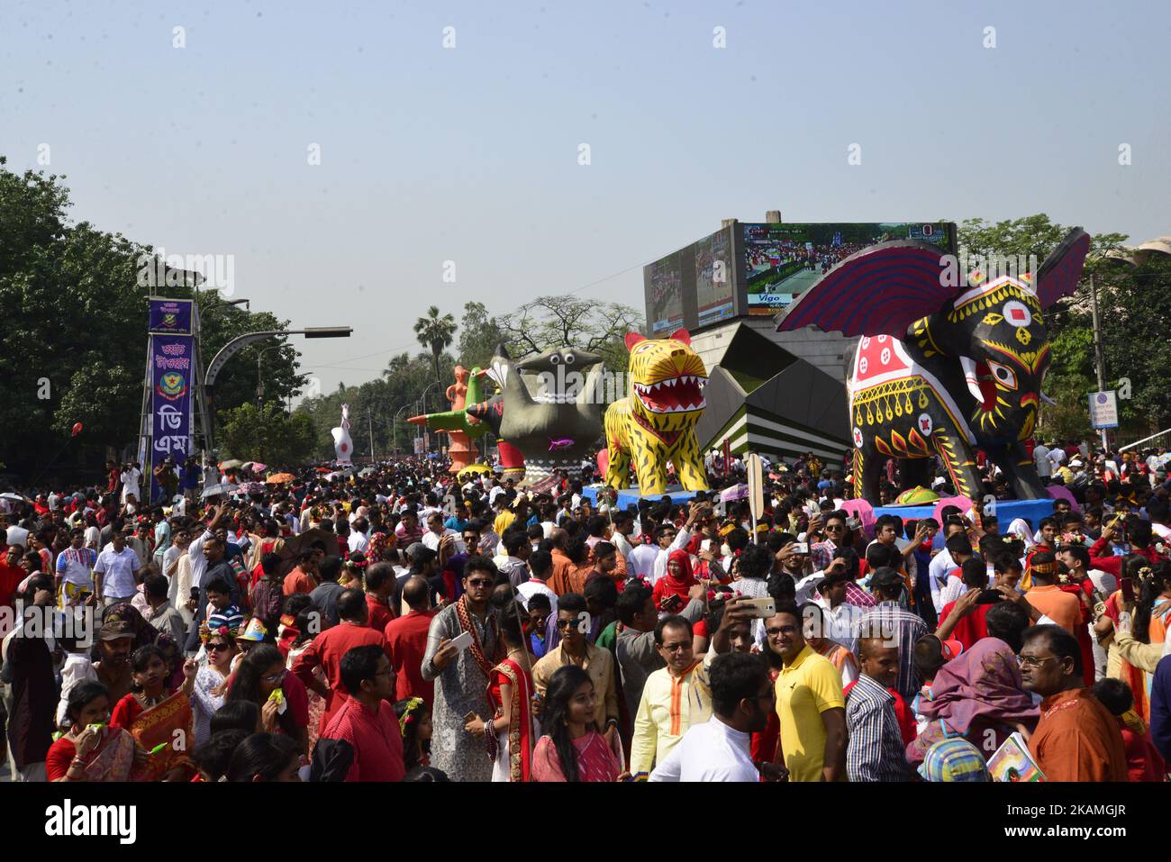 Menschen aus Bangladesch nehmen an einer Parade Teil, um den ersten Tag des bangladeschischen Neujahrs oder „Pahela Baisshakh“ in Dhaka, Bangladesch, am Freitag, den 14. April, zu feiern. 2017. Tausende von Menschen aus Bangladesch feierten am Freitag ihr neues Jahr mit Messen, Konzerten und Kundgebungen. (Foto von Mamunur Rashid/NurPhoto) *** Bitte benutzen Sie die Gutschrift aus dem Kreditfeld *** Stockfoto