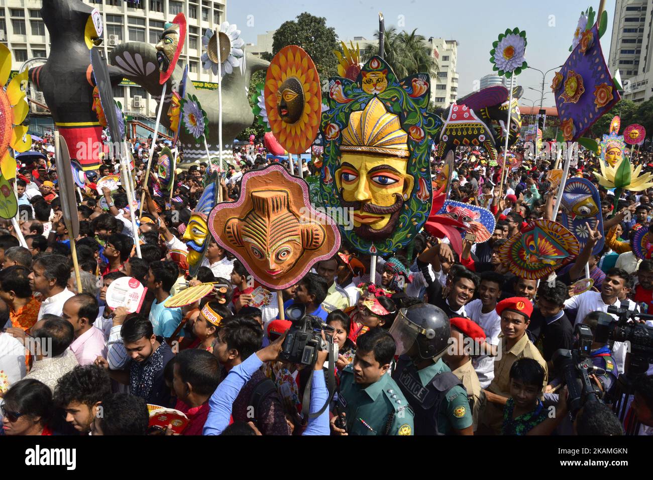 Menschen aus Bangladesch nehmen an einer Parade Teil, um den ersten Tag des bangladeschischen Neujahrs oder „Pahela Baisshakh“ in Dhaka, Bangladesch, am Freitag, den 14. April, zu feiern. 2017. Tausende von Menschen aus Bangladesch feierten am Freitag ihr neues Jahr mit Messen, Konzerten und Kundgebungen. (Foto von Mamunur Rashid/NurPhoto) *** Bitte benutzen Sie die Gutschrift aus dem Kreditfeld *** Stockfoto