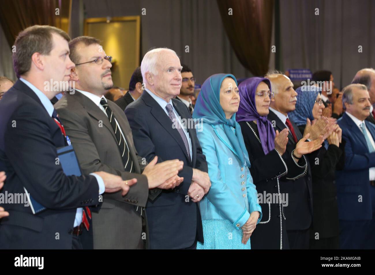 Senator John McCain und Maryam Rajav (C) am 14. April 2017 in Tirana, Albanien - Senator John McCain (R-AZ), Der Vorsitzende des Senats Armed Services Committee besuchen Sie eines der Mitte der Peopleâ €™s Mujahedin Organisation des Iran (PMOI / MEK) in Tirana. Und traf sich mit den PMOI-Mitgliedern, die nach Albanien aus Camp Liberty, Irak. Senator McCain lobte die Führung von Frau Rajavi, während betont, â € œSomeday Iran wird frei sein und eines Tages werden wir in der Freiheit Platz in Teheran zu sammeln.â€ (Foto von Siavosh Hosseini/NurPhoto) *** Bitte nutzen Sie die Gutschrift aus dem Kreditfeld *** Stockfoto