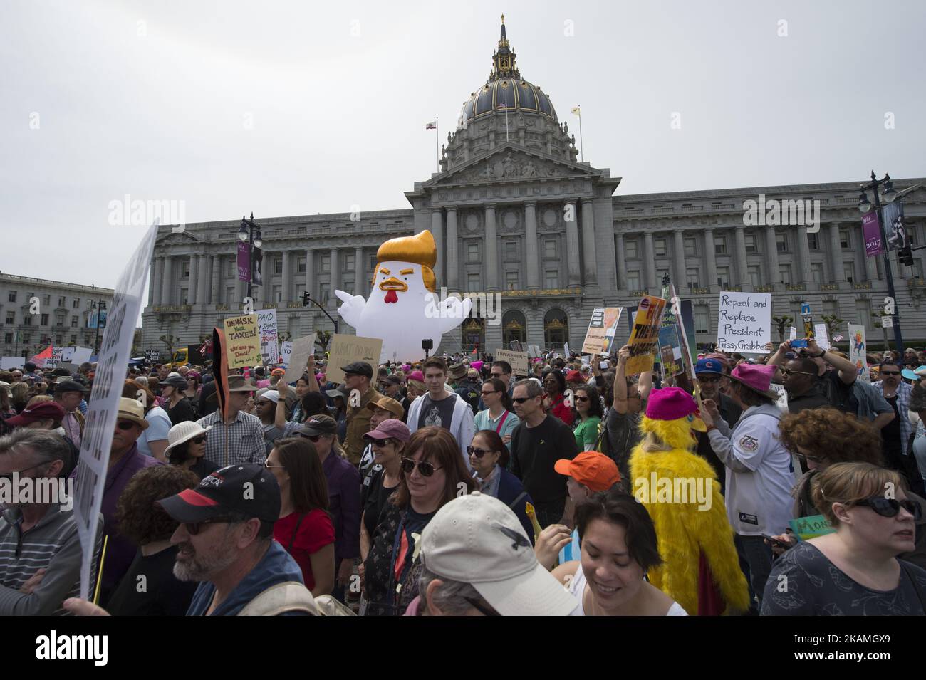 Der Steuermarsch in San Francisco zeigt ein 30 Meter hohes aufblasbares Trump Chicken (Foto: Yichuan Cao/NurPhoto) *** Bitte nutzen Sie die Gutschrift aus dem Kreditfeld *** Stockfoto