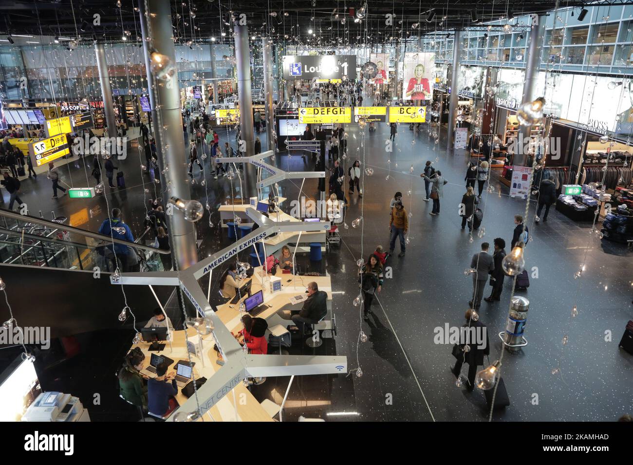 Verschiedene Bilder während eines nebligen Tages im Flughafenterminal, an den Toren, außerhalb des Terminals und auf dem Vorfeld mit verschiedenen Flugzeugen und Fluggesellschaften im internationalen Flughafen Amsterdam, Schiphol. Schiphol ist mit 63,6 Millionen Passagieren pro Jahr der größte Flughafen der Niederlande und einer der wichtigsten in Europa. (Foto von Nicolas Economou/NurPhoto) *** Bitte nutzen Sie die Gutschrift aus dem Kreditfeld *** Stockfoto