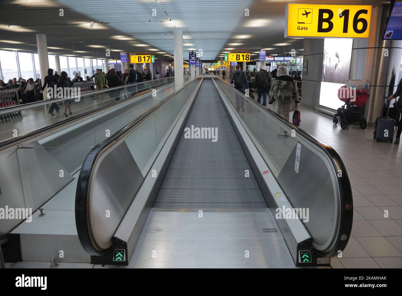 Verschiedene Bilder während eines nebligen Tages im Flughafenterminal, an den Toren, außerhalb des Terminals und auf dem Vorfeld mit verschiedenen Flugzeugen und Fluggesellschaften im internationalen Flughafen Amsterdam, Schiphol. Schiphol ist mit 63,6 Millionen Passagieren pro Jahr der größte Flughafen der Niederlande und einer der wichtigsten in Europa. (Foto von Nicolas Economou/NurPhoto) *** Bitte nutzen Sie die Gutschrift aus dem Kreditfeld *** Stockfoto
