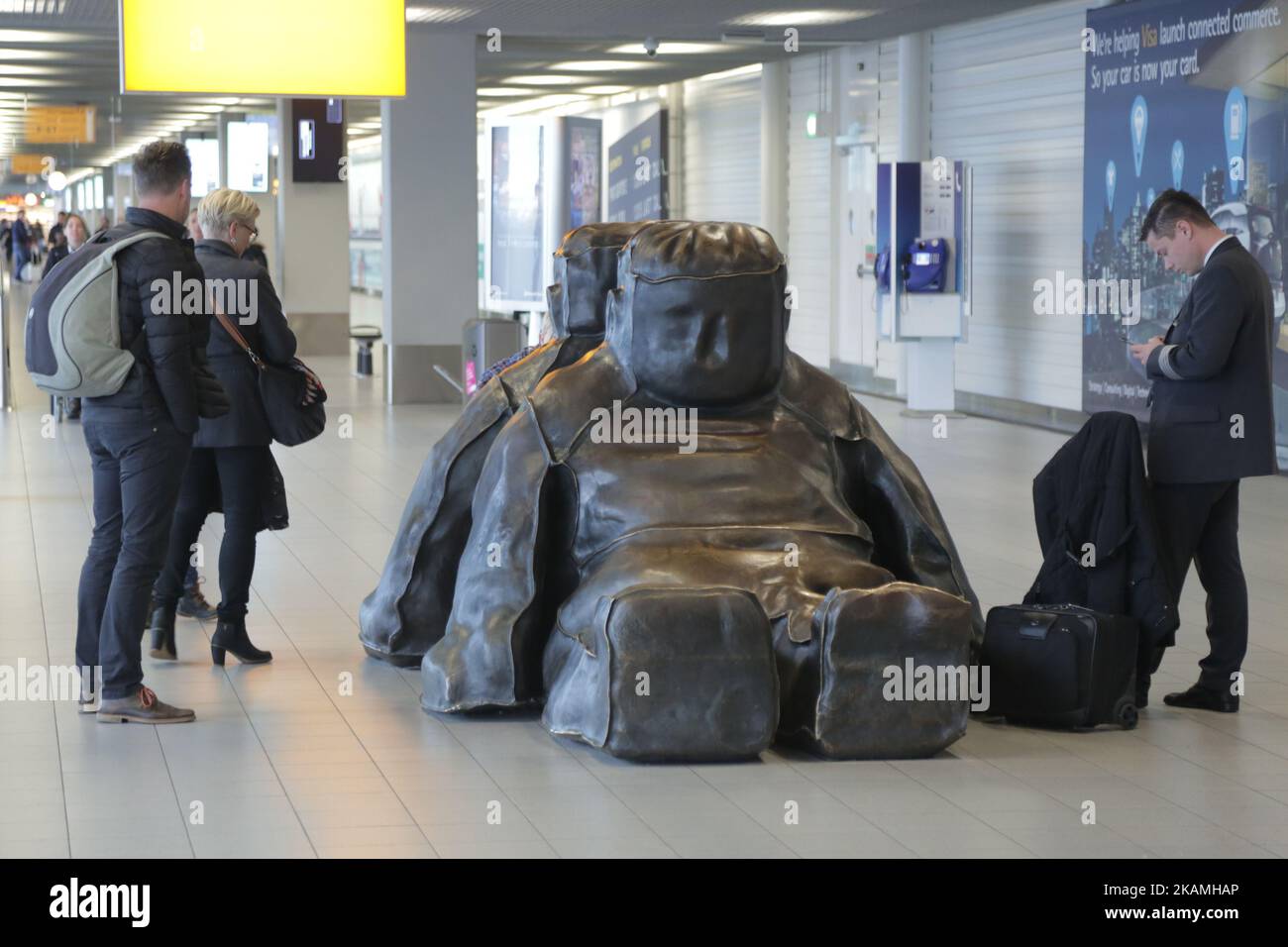 Verschiedene Bilder während eines nebligen Tages im Flughafenterminal, an den Toren, außerhalb des Terminals und auf dem Vorfeld mit verschiedenen Flugzeugen und Fluggesellschaften im internationalen Flughafen Amsterdam, Schiphol. Schiphol ist mit 63,6 Millionen Passagieren pro Jahr der größte Flughafen der Niederlande und einer der wichtigsten in Europa. (Foto von Nicolas Economou/NurPhoto) *** Bitte nutzen Sie die Gutschrift aus dem Kreditfeld *** Stockfoto