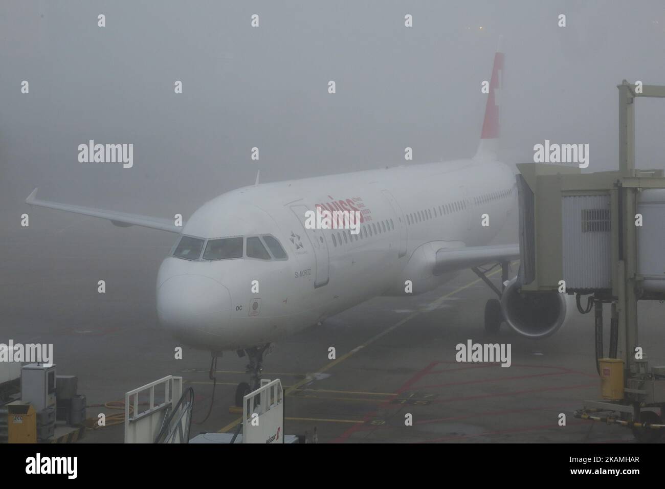 Verschiedene Bilder während eines nebligen Tages im Flughafenterminal, an den Toren, außerhalb des Terminals und auf dem Vorfeld mit verschiedenen Flugzeugen und Fluggesellschaften im internationalen Flughafen Amsterdam, Schiphol. Schiphol ist mit 63,6 Millionen Passagieren pro Jahr der größte Flughafen der Niederlande und einer der wichtigsten in Europa. (Foto von Nicolas Economou/NurPhoto) *** Bitte nutzen Sie die Gutschrift aus dem Kreditfeld *** Stockfoto