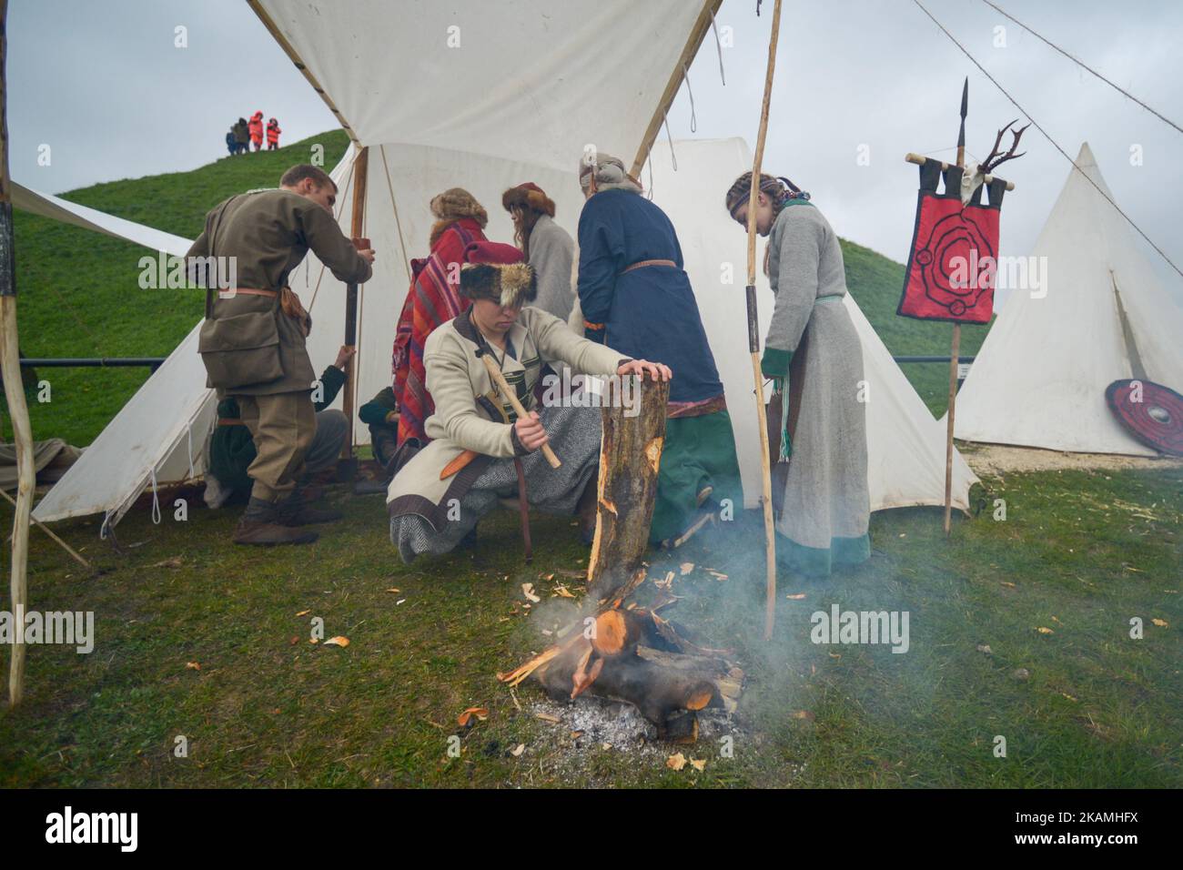 Eine Szene aus der Vorbereitung vor der Reenactment von Rekawka, ein Festival jedes Jahr am Dienstag nach Ostern, auf dem Krakushügel in Krakau gefeiert, ursprünglich in Bezug auf die slawische Tradition des Frühlings Dziady. Am Dienstag, den 18. April 2017, in Krakau, Polen. Foto von Artur Widak *** Bitte nutzen Sie die Gutschrift aus dem Kreditfeld *** Stockfoto