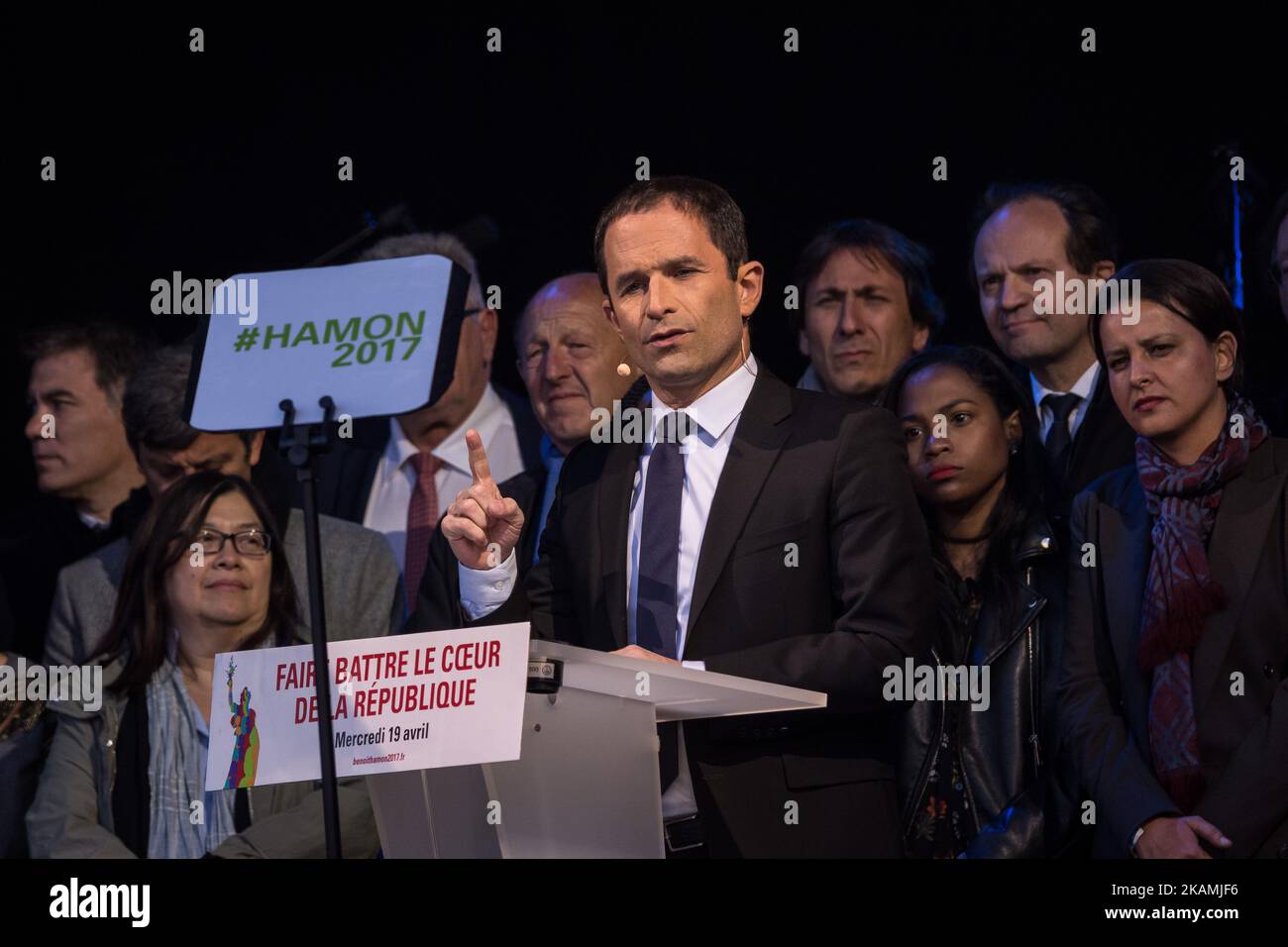 Benoit Hamon besucht den Präsidentschaftskandidaten der Sozialistischen Partei Frankreichs, Benoit Hamon, den politischen Treffpunkt der Republik am 19. April 2017 in Paris, Frankreich. Tausende von Anhängern versammelten sich am Place de la Republique, um Benoit Hamon nur 4 Tage vor der ersten Runde der Präsidentschaftswahlen in Frankreich sprechen zu hören. (Foto von Julien Mattia/NurPhoto) *** Bitte nutzen Sie die Gutschrift aus dem Kreditfeld *** Stockfoto