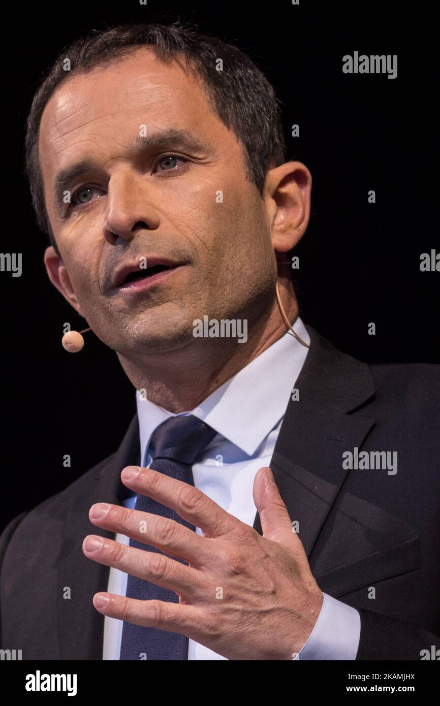 Benoit Hamon besucht den Präsidentschaftskandidaten der Sozialistischen Partei Frankreichs, Benoit Hamon, den politischen Treffpunkt der Republik am 19. April 2017 in Paris, Frankreich. Tausende von Anhängern versammelten sich am Place de la Republique, um Benoit Hamon nur 4 Tage vor der ersten Runde der Präsidentschaftswahlen in Frankreich sprechen zu hören. (Foto von Julien Mattia/NurPhoto) *** Bitte nutzen Sie die Gutschrift aus dem Kreditfeld *** Stockfoto