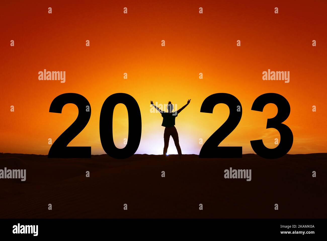2023, Silhouette einer Frau, die im Sonnenaufgang steht, Grußkarte für Frauen zum neuen Jahr Stockfoto