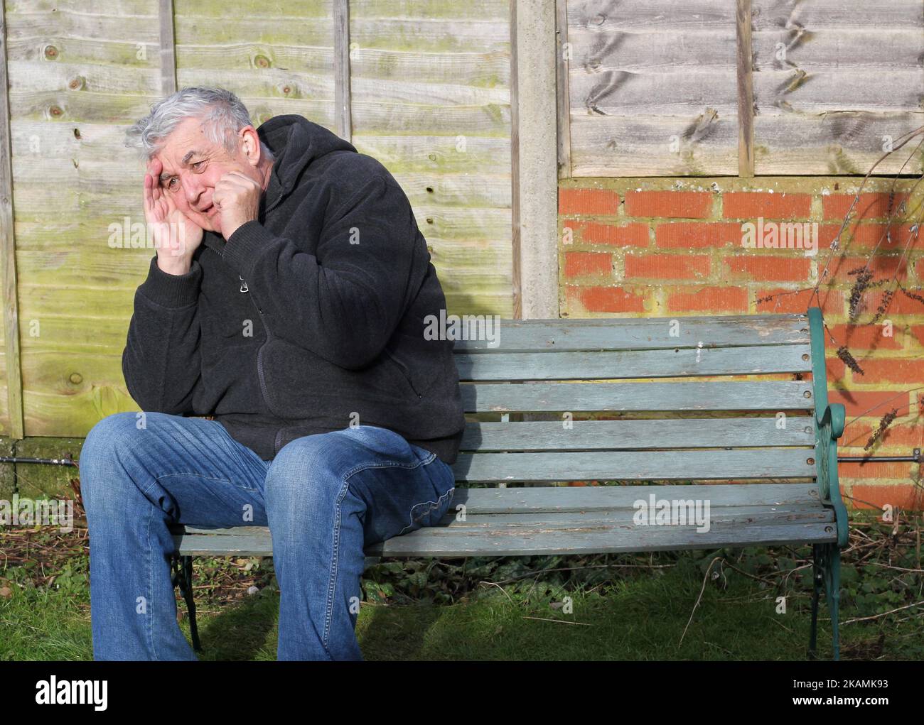 Angst. Alter oder älterer Mann, der unter Stress und Angst leidet. Erschrocken oder verängstigt. Stockfoto