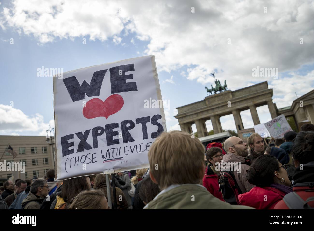 Am 22. April 2017 treffen sich die Teilnehmer des „Marsches für die Wissenschaft“ vor dem Brandenburger Tor, um ihre Unterstützung für Wissenschaft und Forschung in Berlin zum Ausdruck zu bringen. Tausende von Menschen versammelten sich und versammelten sich heute in mehr als 500 Märschen auf der ganzen Welt, um die Bedeutung der Wissenschaft und die Rolle wissenschaftlich überprüfbarer Fakten und Ergebnisse für Freiheit und Demokratie gegen den Aufstieg „alternativer Fakten“ zu bemerken. (Foto von Emmanuele Contini/NurPhoto) *** Bitte benutzen Sie die Gutschrift aus dem Kreditfeld *** Stockfoto