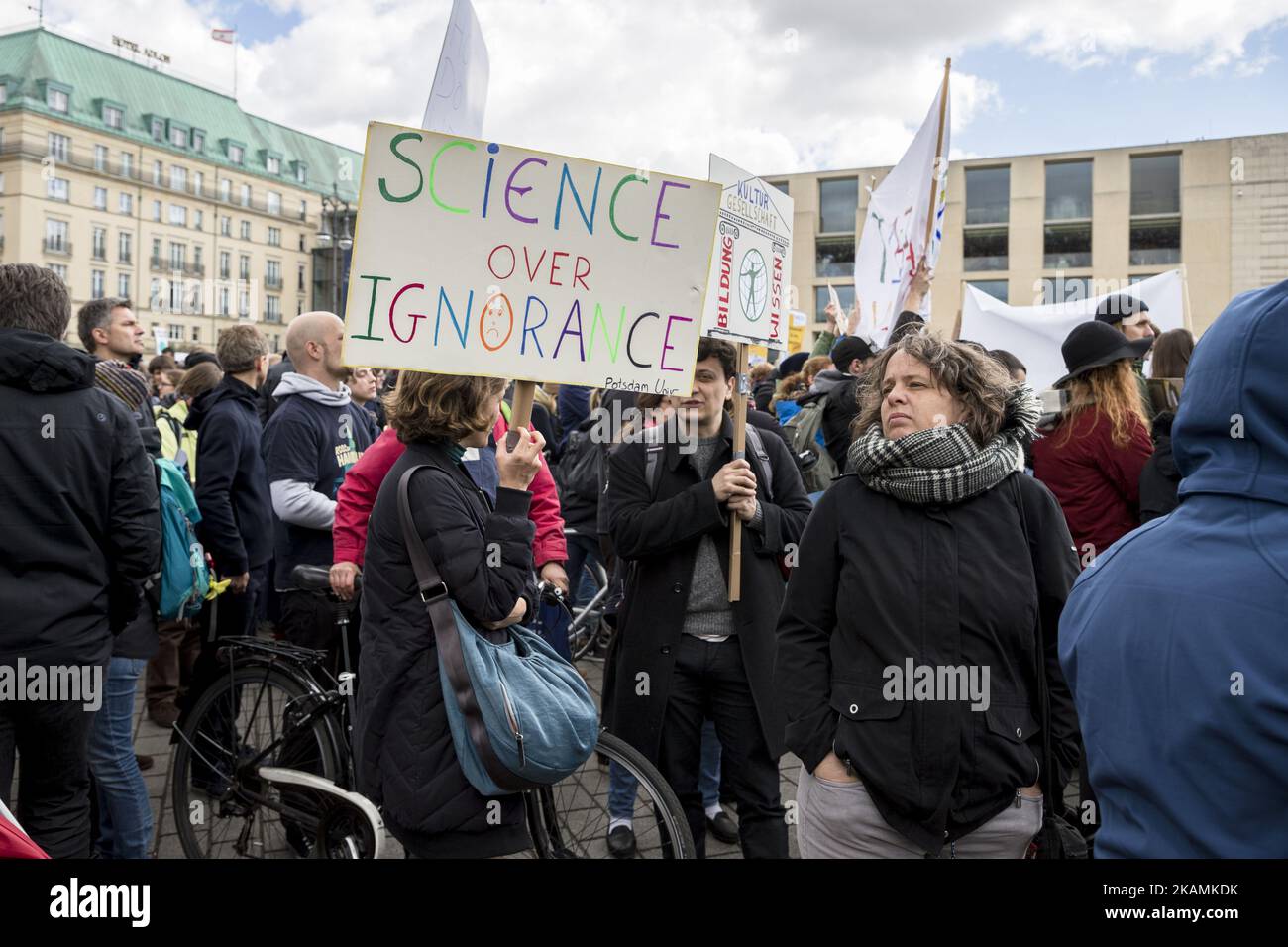 Am 22. April 2017 treffen sich die Teilnehmer des „Marsches für die Wissenschaft“ vor dem Brandenburger Tor, um ihre Unterstützung für Wissenschaft und Forschung in Berlin zum Ausdruck zu bringen. Tausende von Menschen versammelten sich und versammelten sich heute in mehr als 500 Märschen auf der ganzen Welt, um die Bedeutung der Wissenschaft und die Rolle wissenschaftlich überprüfbarer Fakten und Ergebnisse für Freiheit und Demokratie gegen den Aufstieg „alternativer Fakten“ zu bemerken. (Foto von Emmanuele Contini/NurPhoto) *** Bitte benutzen Sie die Gutschrift aus dem Kreditfeld *** Stockfoto