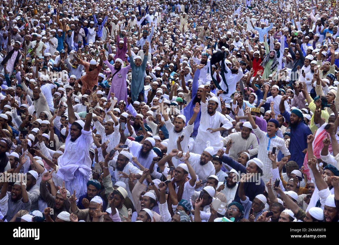 Muslimische Protestkundgebung in Bangladesch am 21. April 2017 in Dhaka, Bangladesch. Mehrere tausend Aktivisten von Islami Andolan Bangladesh forderten am Freitag die sofortige Entfernung des Oberrichters Surendra Kumar Sinha sowie der Skulptur der Griechischen Richterin aus dem Komplex des Obersten Gerichtshofs. Sie stellten die Forderung einer Kundgebung am Südtor der nationalen Moschee von Baitul Mokarram nach dem Jumagebet. Sie drohten auch einer härteren Bewegung, wenn die Regierung die Skulptur und die oberste Justiz nicht abschaffen würde, weil sie das religiöse Gefühl der Muslime vor dem heiligen Monat Ramadan verletzt hätten. Die Skulptur von Stockfoto