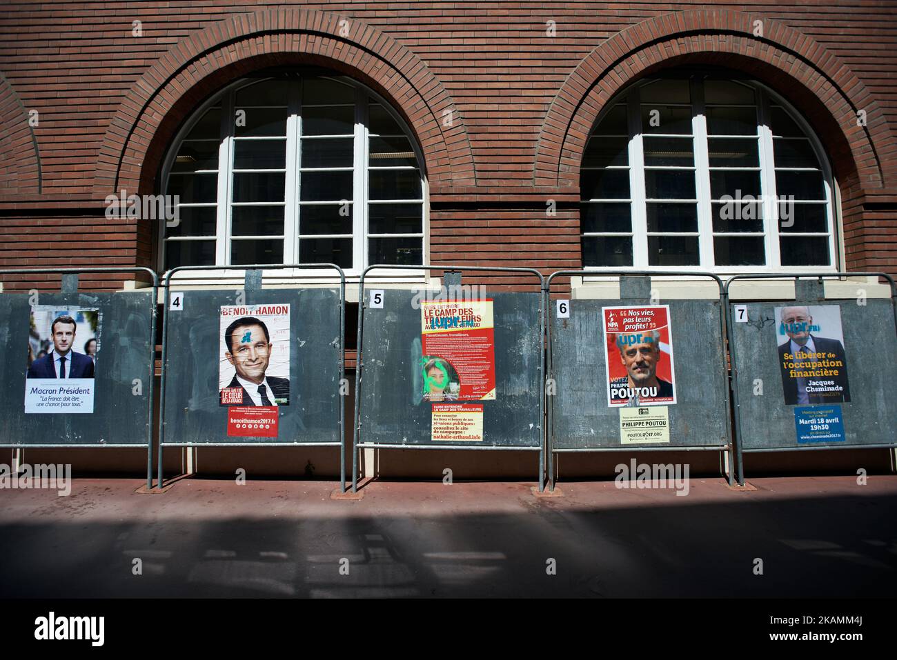 Plakate für Wahlkampfkampagnen in der Nähe eines Wahllokals kommen Menschen, um im Wahllokal von Capitole für die erste Runde der französischen Präsidentschaftswahlen im April 23. 2017 in Toulouse, Frankreich, zu stimmen. Die ersten Präsidentschaftswahlen in Frankreich, gefolgt von der zweiten Runde am 7. Mai, die von den beiden besten Kandidaten bestritten wird. Zu diesen gehören der Mitte-Rechts-Francois Fillon (Les Republicains), die rechtsextreme Marine Le Pen (Front National), Benoit Hamon (Sozialisten), der unabhängige Zentrist Emmanuel Macron (en Marche!) und der linke Jean-Luc Melenchon (La France Insoumise). (Foto von Alain Pitton/Nu Stockfoto