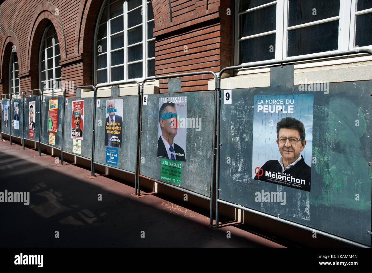 Plakate für Wahlkampfkampagnen in der Nähe eines Wahllokals kommen Menschen, um im Wahllokal von Capitole für die erste Runde der französischen Präsidentschaftswahlen im April 23. 2017 in Toulouse, Frankreich, zu stimmen. Die ersten Präsidentschaftswahlen in Frankreich, gefolgt von der zweiten Runde am 7. Mai, die von den beiden besten Kandidaten bestritten wird. Zu diesen gehören der Mitte-Rechts-Francois Fillon (Les Republicains), die rechtsextreme Marine Le Pen (Front National), Benoit Hamon (Sozialisten), der unabhängige Zentrist Emmanuel Macron (en Marche!) und der linke Jean-Luc Melenchon (La France Insoumise). (Foto von Alain Pitton/Nu Stockfoto