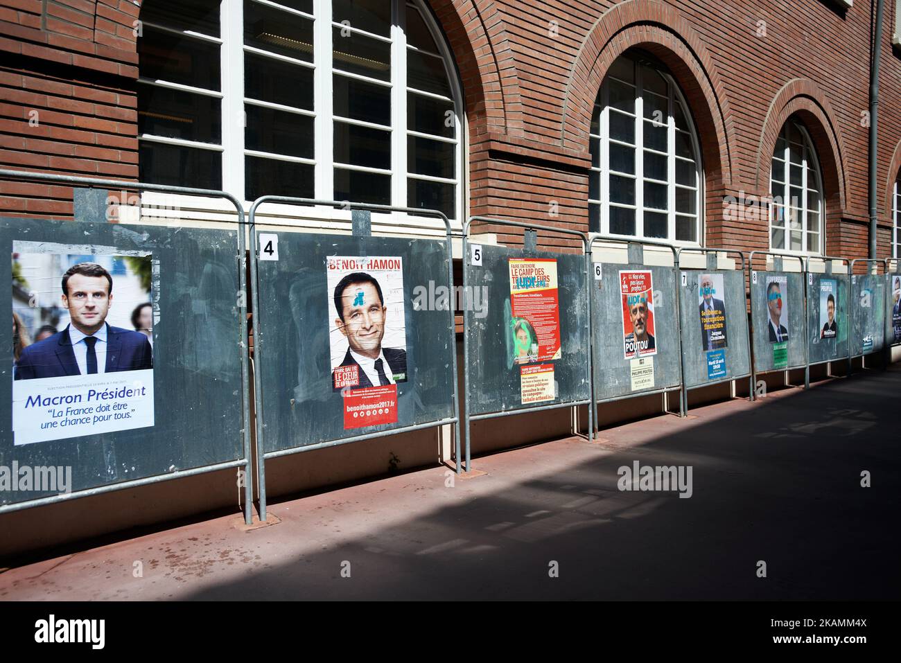 Plakate für Wahlkampfkampagnen in der Nähe eines Wahllokals kommen Menschen, um im Wahllokal von Capitole für die erste Runde der französischen Präsidentschaftswahlen im April 23. 2017 in Toulouse, Frankreich, zu stimmen. Die ersten Präsidentschaftswahlen in Frankreich, gefolgt von der zweiten Runde am 7. Mai, die von den beiden besten Kandidaten bestritten wird. Zu diesen gehören der Mitte-Rechts-Francois Fillon (Les Republicains), die rechtsextreme Marine Le Pen (Front National), Benoit Hamon (Sozialisten), der unabhängige Zentrist Emmanuel Macron (en Marche!) und der linke Jean-Luc Melenchon (La France Insoumise). (Foto von Alain Pitton/Nu Stockfoto