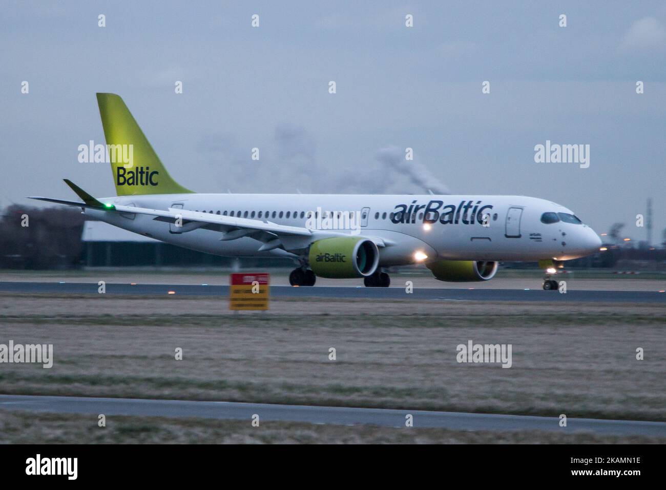 Air Baltic, eine regionale Fluggesellschaft mit Sitz in Riga, Lettland, ist der erste Anbieter, der am 19. April 2017 das brandneue Bombardier CS300-Flugzeug aus kanadischer Fabrikflugzeugfertigung in Amsterdam, Niederlande, fliegt. CS300 ist das neueste Schmalkarosserie- oder Eingangflugzeug, das die modernste und modernste Technologie verwendet. Größere Fenster, weniger Lärm, weniger Kraftstoffverbrauch, breitere Sitze und eine Kabine mit Umgebungslicht gehören zu den neuesten Eigenschaften. Air Baltic konzentriert sich auf die baltischen Länder als Drehkreuze und dient in Europa, Russland und bald auch in Abu Dhabi. Die Bilder stammen von einer der verkehrsreichsten Strecken der Fluggesellschaft, von Amsterdam nach Riga. Stockfoto