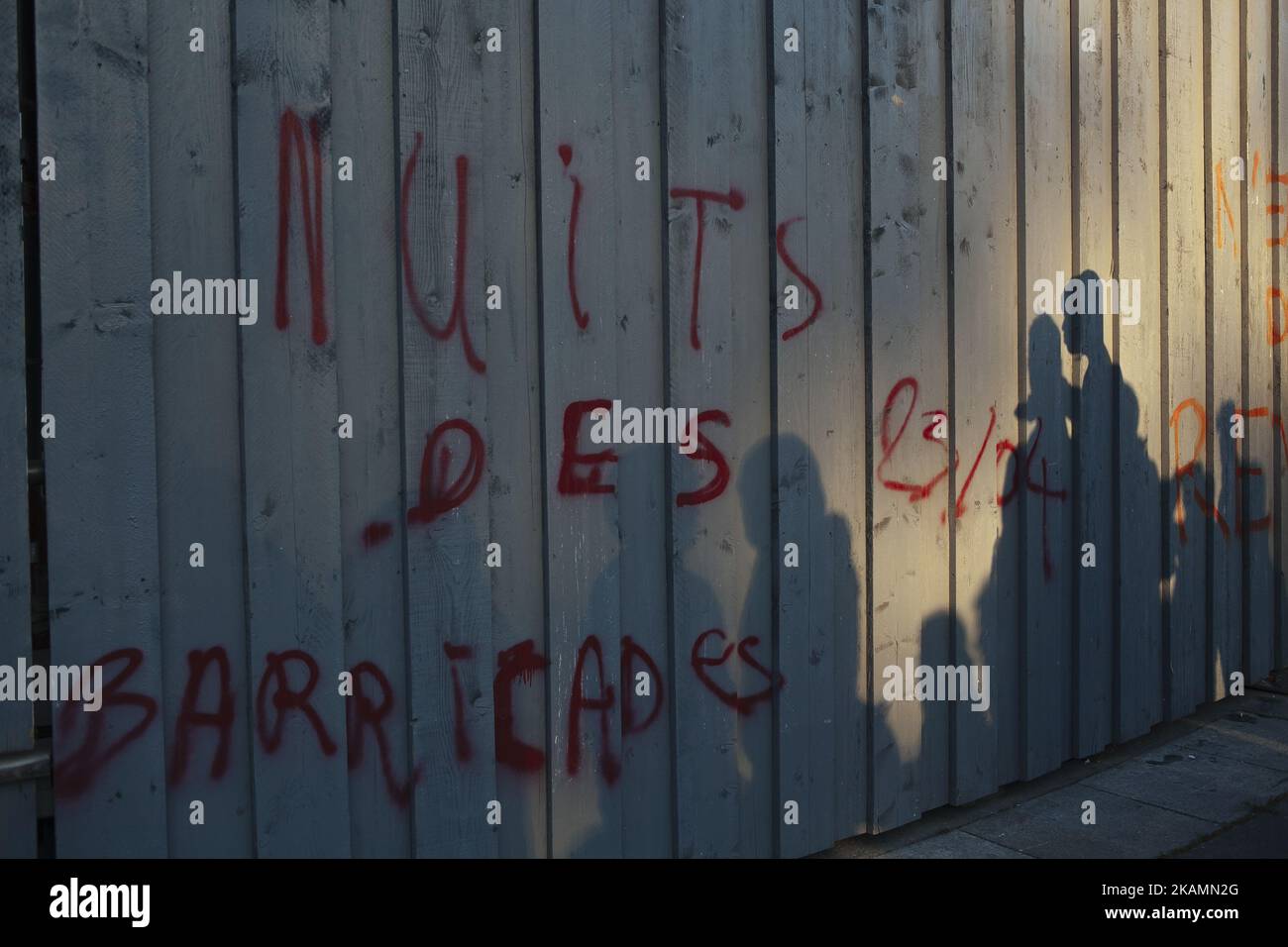 Ein Graffiti mit der Aufschrift „Barricades Night“ wird auf dem Denkmal auf dem Bastille-Platz während einer Demonstration am Place de la Bastille am selben Tag gesehen, an dem die französischen Wahlen gefeiert wurden. Junge Menschen protestierten gegen das Wahlsystem und die Ergebnisse, die am selben Tag bekannt waren, an dem die rechtsextreme Partei Le Front National die zentristische Partei 'en Marche!' anfechten wird. Von Emmanuel Macron für die zweite Runde. In Paris am 23.. April 2017. (Foto von Salvador Banyo/NurPhoto) *** Bitte nutzen Sie die Gutschrift aus dem Kreditfeld *** Stockfoto