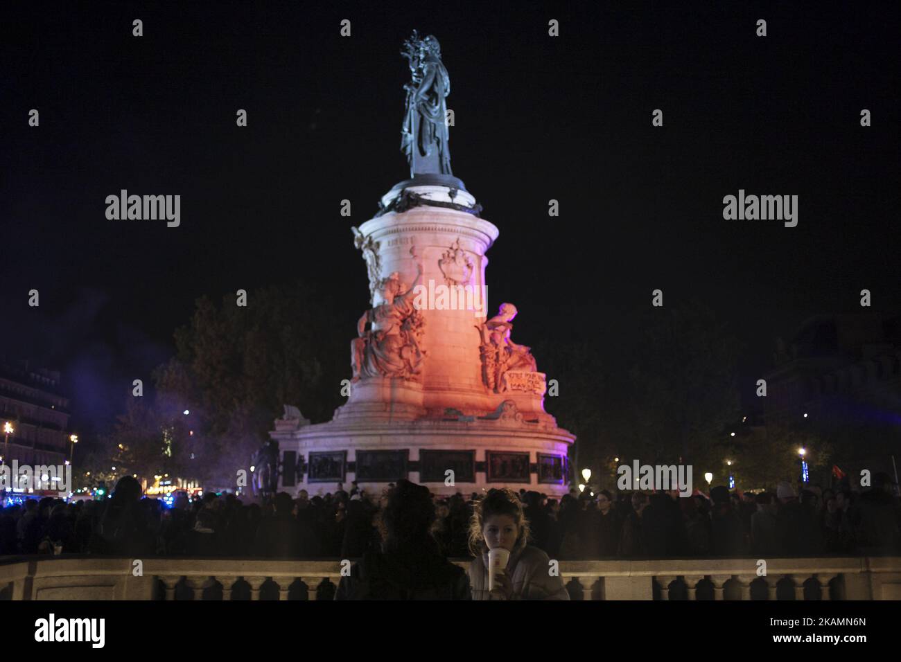 Blick über den Platz der Republik während einer Demonstration am selben Tag wurden die französischen Wahlen gefeiert. Junge Menschen protestierten gegen das Wahlsystem und die Ergebnisse, die am selben Tag bekannt waren, an dem die rechtsextreme Partei Le Front National die zentristische Partei 'en Marche!' anfechten wird. Von Emmanuel Macron für die zweite Runde. In Paris am 23.. April 2017. (Foto von Salvador Banyo/NurPhoto) *** Bitte nutzen Sie die Gutschrift aus dem Kreditfeld *** Stockfoto