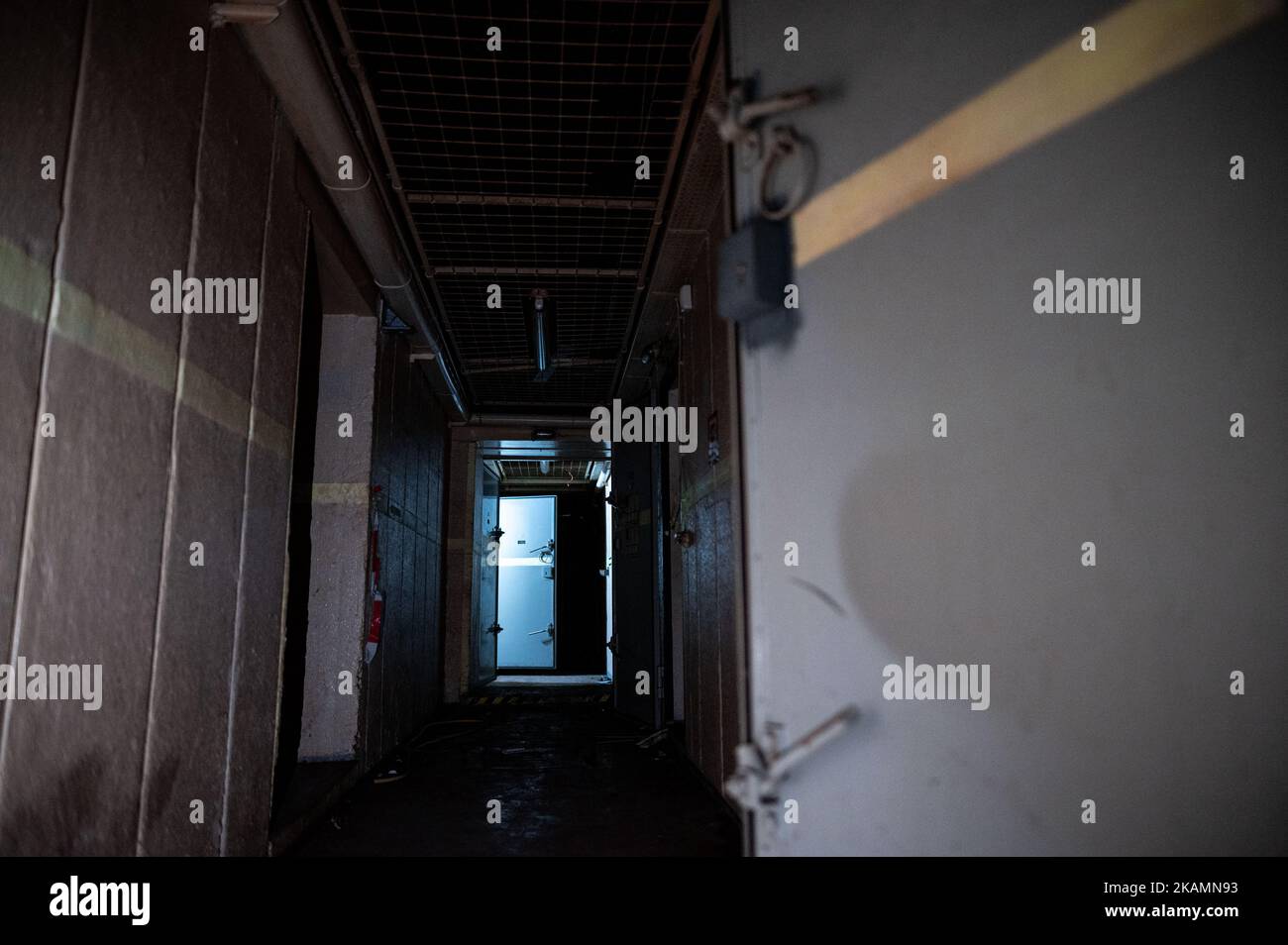 03. November 2022, Nordrhein-Westfalen, Xanten: Blick in ein ehemaliges Atomschutzgebiet, das für 1,6 Millionen Euro zu verkaufen ist. Der Bunker stammt aus dem Jahr 1960s und bietet rund 850 Quadratmeter Fläche und ein großes Grundstück. Der Makler, der sie vermarktet, wirbt für einen „hochsicheren Hafen“. Die privaten Eigentümer hatten die Struktur vor Jahren gekauft und verkaufen sie nun aus Altersgründen. Foto: Fabian Strauch/dpa Stockfoto