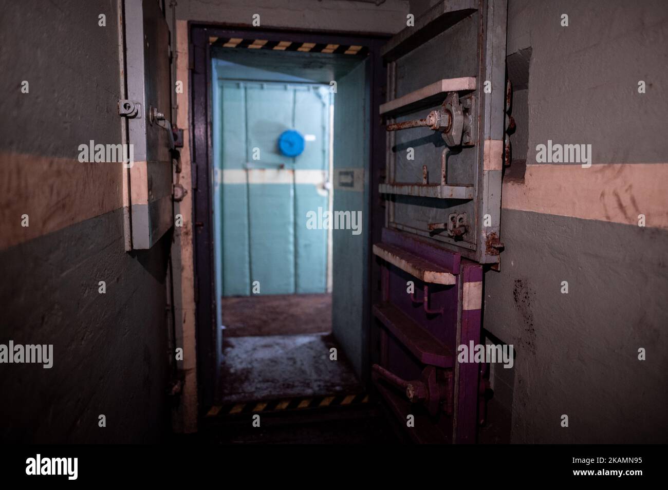 03. November 2022, Nordrhein-Westfalen, Xanten: Stahltüren in den Fluren eines ehemaligen Atombunkers für 1,6 Millionen Euro zu verkaufen. Der Bunker stammt aus dem Jahr 1960s und bietet rund 850 Quadratmeter Fläche und ein großes Grundstück. Der Makler, der sie vermarktet, wirbt für einen „hochsicheren Hafen“. Die privaten Eigentümer hatten die Struktur vor Jahren gekauft und verkaufen sie nun aus Altersgründen. Foto: Fabian Strauch/dpa Stockfoto