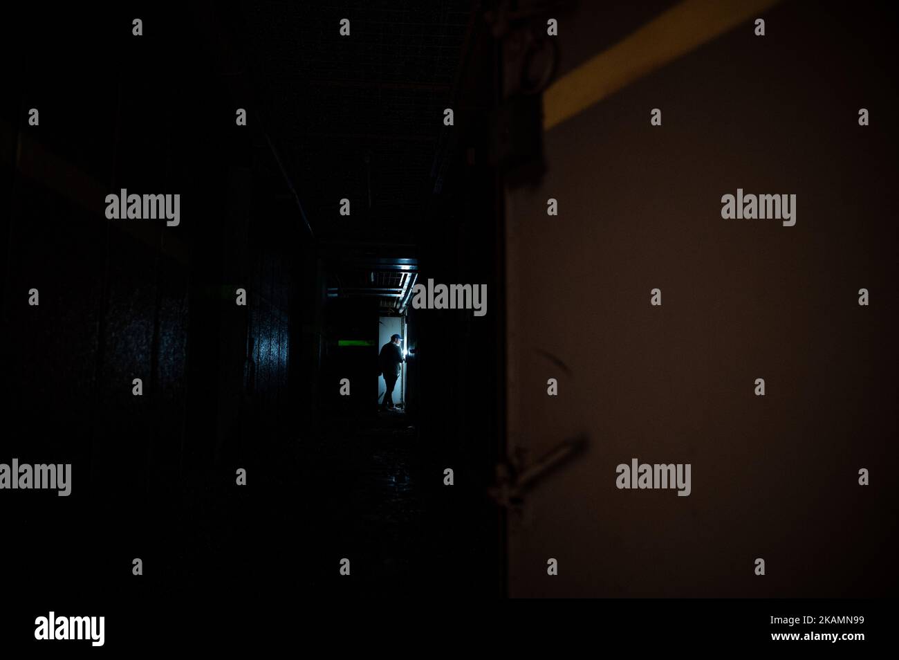 03. November 2022, Nordrhein-Westfalen, Xanten: Ein Mann geht durch ein ehemaliges Atomschutzgebiet, das für 1,6 Millionen Euro zum Verkauf steht. Der Bunker stammt aus dem Jahr 1960s und bietet rund 850 Quadratmeter Fläche und ein großes Grundstück. Der Makler, der sie vermarktet, wirbt für einen „hochsicheren Hafen“. Die privaten Eigentümer hatten die Struktur vor Jahren gekauft und verkaufen sie nun aus Altersgründen. Foto: Fabian Strauch/dpa Stockfoto