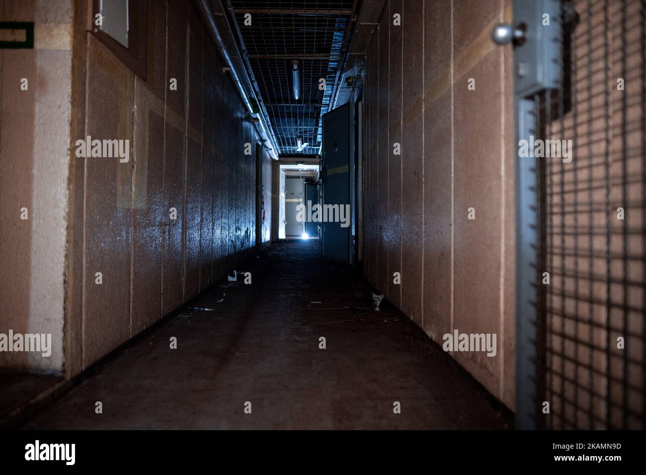 03. November 2022, Nordrhein-Westfalen, Xanten: Blick in ein ehemaliges Atomschutzgebiet, das für 1,6 Millionen Euro zu verkaufen ist. Der Bunker stammt aus dem Jahr 1960s und bietet rund 850 Quadratmeter Fläche und ein großes Grundstück. Der Makler, der sie vermarktet, wirbt für einen „hochsicheren Hafen“. Die privaten Eigentümer hatten die Struktur vor Jahren gekauft und verkaufen sie nun aus Altersgründen. Foto: Fabian Strauch/dpa Stockfoto