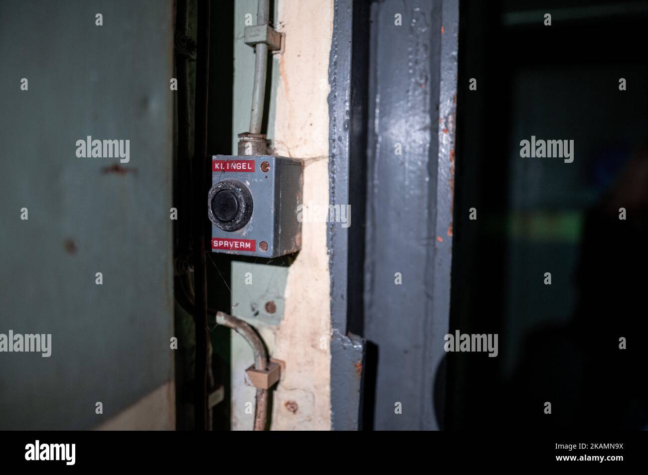 03. November 2022, Nordrhein-Westfalen, Xanten: Eine Glocke am Eingang eines ehemaligen Atombunkers zum Verkauf für 1,6 Millionen Euro. Der Bunker stammt aus dem Jahr 1960s und bietet rund 850 Quadratmeter Fläche und ein großes Grundstück. Der Makler, der sie vermarktet, wirbt für einen „hochsicheren Hafen“. Die privaten Eigentümer hatten die Struktur vor Jahren gekauft und verkaufen sie nun aus Altersgründen. Foto: Fabian Strauch/dpa Stockfoto