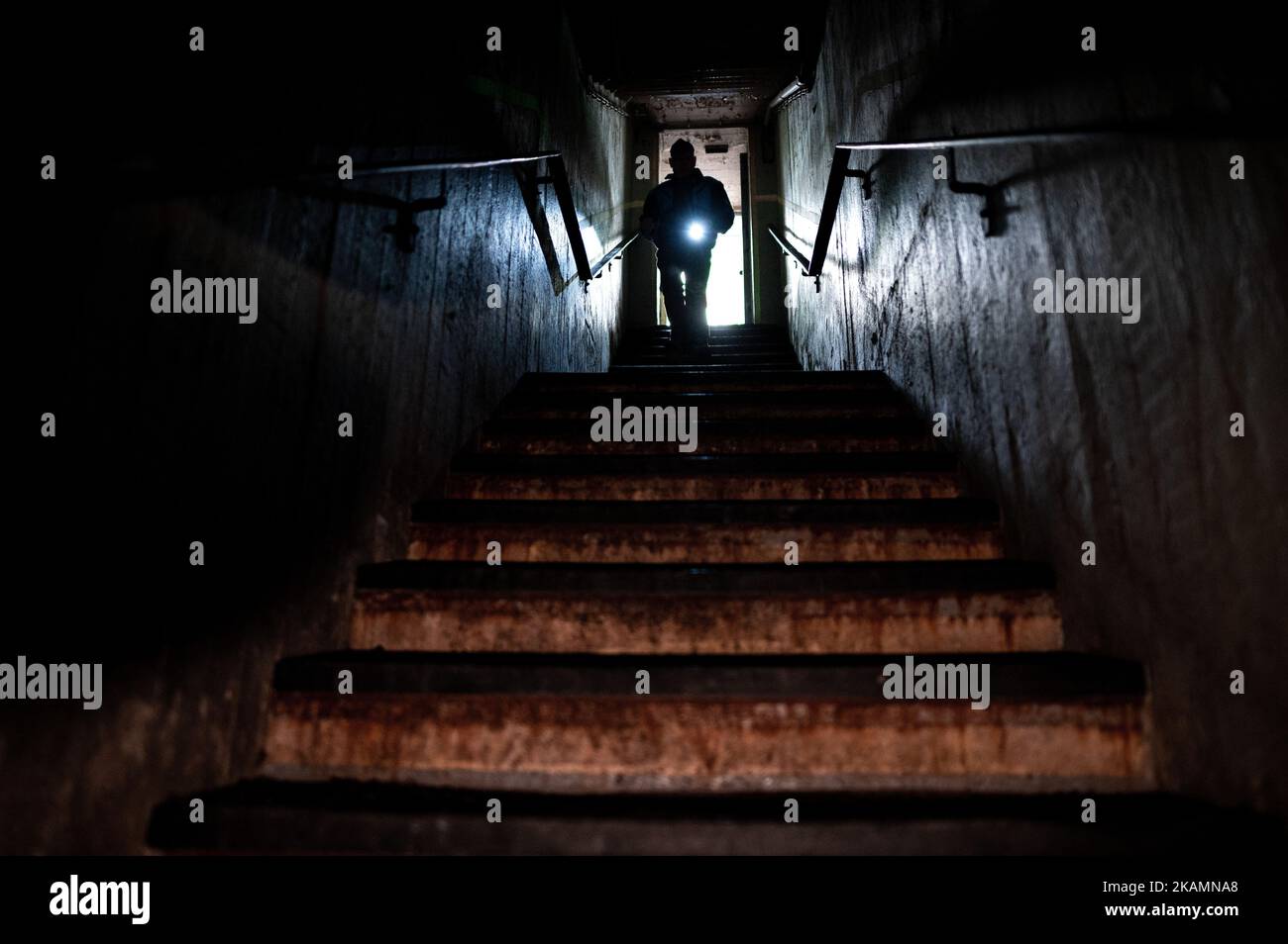 03. November 2022, Nordrhein-Westfalen, Xanten: Ein Mann geht die Treppe hinunter in ein ehemaliges Atomschutzhaus, das für 1,6 Millionen Euro verkauft wird. Der Bunker stammt aus dem Jahr 1960s und bietet etwa 850 Quadratmeter Fläche und ein großes Grundstück. Der Makler, der sie vermarktet, wirbt für einen „hochsicheren Hafen“. Die privaten Eigentümer hatten die Struktur vor Jahren gekauft und verkaufen sie nun aus Altersgründen. Foto: Fabian Strauch/dpa Stockfoto