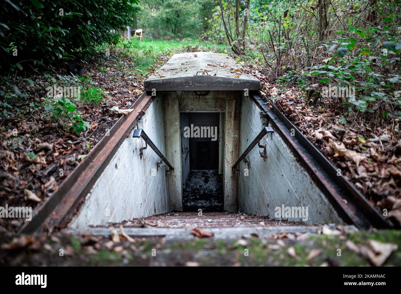 03. November 2022, Nordrhein-Westfalen, Xanten: Treppen führen hinunter in ein ehemaliges Atomschutzhaus, das für 1,6 Millionen Euro zu verkaufen ist. Der Bunker stammt aus dem Jahr 1960s und bietet rund 850 Quadratmeter Fläche und ein großes Grundstück. Der Makler, der sie vermarktet, wirbt für einen „hochsicheren Hafen“. Die privaten Eigentümer hatten die Struktur vor Jahren gekauft und verkaufen sie nun aus Altersgründen. Foto: Fabian Strauch/dpa Stockfoto