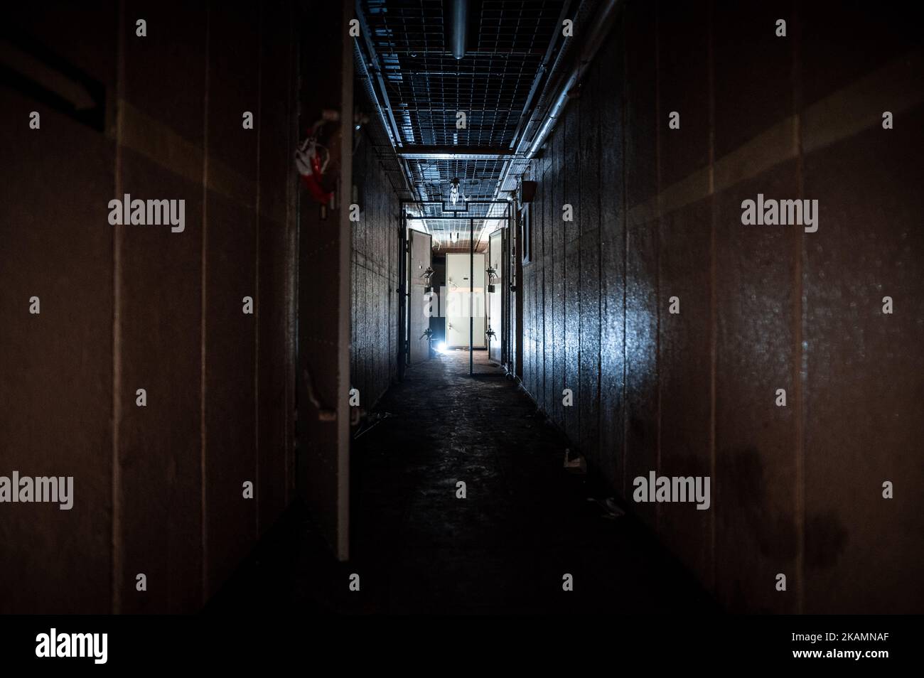 03. November 2022, Nordrhein-Westfalen, Xanten: Blick in ein ehemaliges Atomschutzgebiet, das für 1,6 Millionen Euro zu verkaufen ist. Der Bunker stammt aus dem Jahr 1960s und bietet rund 850 Quadratmeter Fläche und ein großes Grundstück. Der Makler, der sie vermarktet, wirbt für einen „hochsicheren Hafen“. Die privaten Eigentümer hatten die Struktur vor Jahren gekauft und verkaufen sie nun aus Altersgründen. Foto: Fabian Strauch/dpa Stockfoto