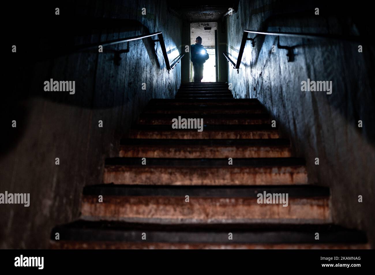 03. November 2022, Nordrhein-Westfalen, Xanten: Ein Mann geht die Treppe hinunter in ein ehemaliges Atomschutzhaus, das für 1,6 Millionen Euro verkauft wird. Der Bunker stammt aus dem Jahr 1960s und bietet rund 850 Quadratmeter Fläche und ein großes Grundstück. Der Makler, der sie vermarktet, wirbt für einen „hochsicheren Hafen“. Die privaten Eigentümer hatten die Struktur vor Jahren gekauft und verkaufen sie nun aus Altersgründen. Foto: Fabian Strauch/dpa Stockfoto