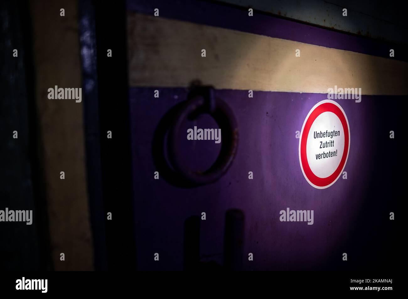 03. November 2022, Nordrhein-Westfalen, Xanten: 'Unerlaubte Einreise verboten!' Steht auf einem Schild in einem ehemaligen Atombunker, der für 1,6 Millionen Euro zum Verkauf steht. Der Bunker stammt aus dem Jahr 1960s und bietet etwa 850 Quadratmeter Fläche und ein großes Grundstück. Der Makler, der sie vermarktet, wirbt für einen „hochsicheren Hafen“. Die privaten Eigentümer hatten die Struktur vor Jahren gekauft und verkaufen sie nun aus Altersgründen. Foto: Fabian Strauch/dpa Stockfoto