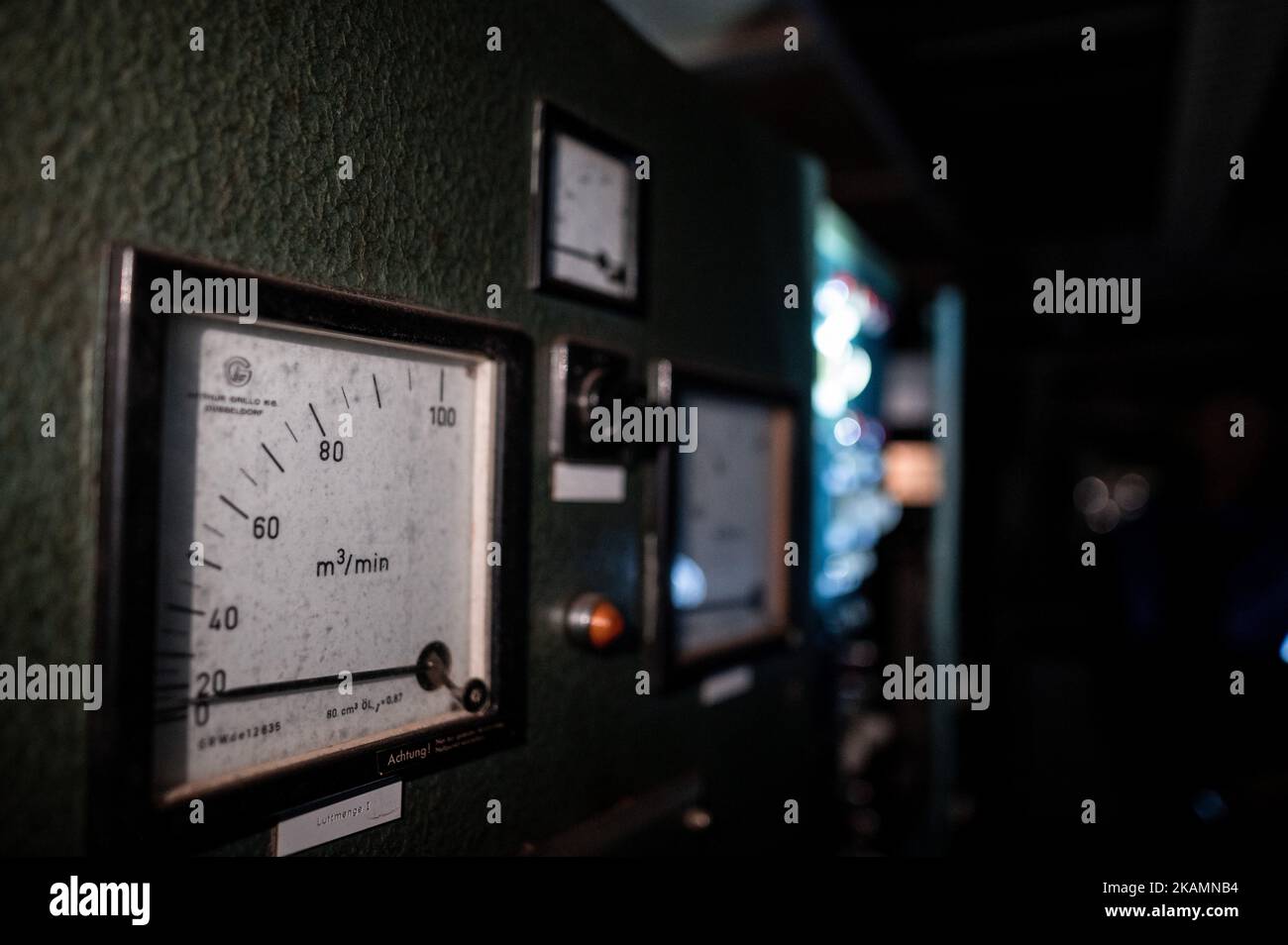 03. November 2022, Nordrhein-Westfalen, Xanten: Schaltanlagen in einem ehemaligen Atombunker für 1,6 Millionen Euro zu verkaufen. Der Bunker stammt aus dem Jahr 1960s und bietet rund 850 Quadratmeter Fläche und ein großes Grundstück. Der Makler, der sie vermarktet, wirbt für einen „hochsicheren Hafen“. Die privaten Eigentümer hatten die Struktur vor Jahren gekauft und verkaufen sie nun aus Altersgründen. Foto: Fabian Strauch/dpa Stockfoto