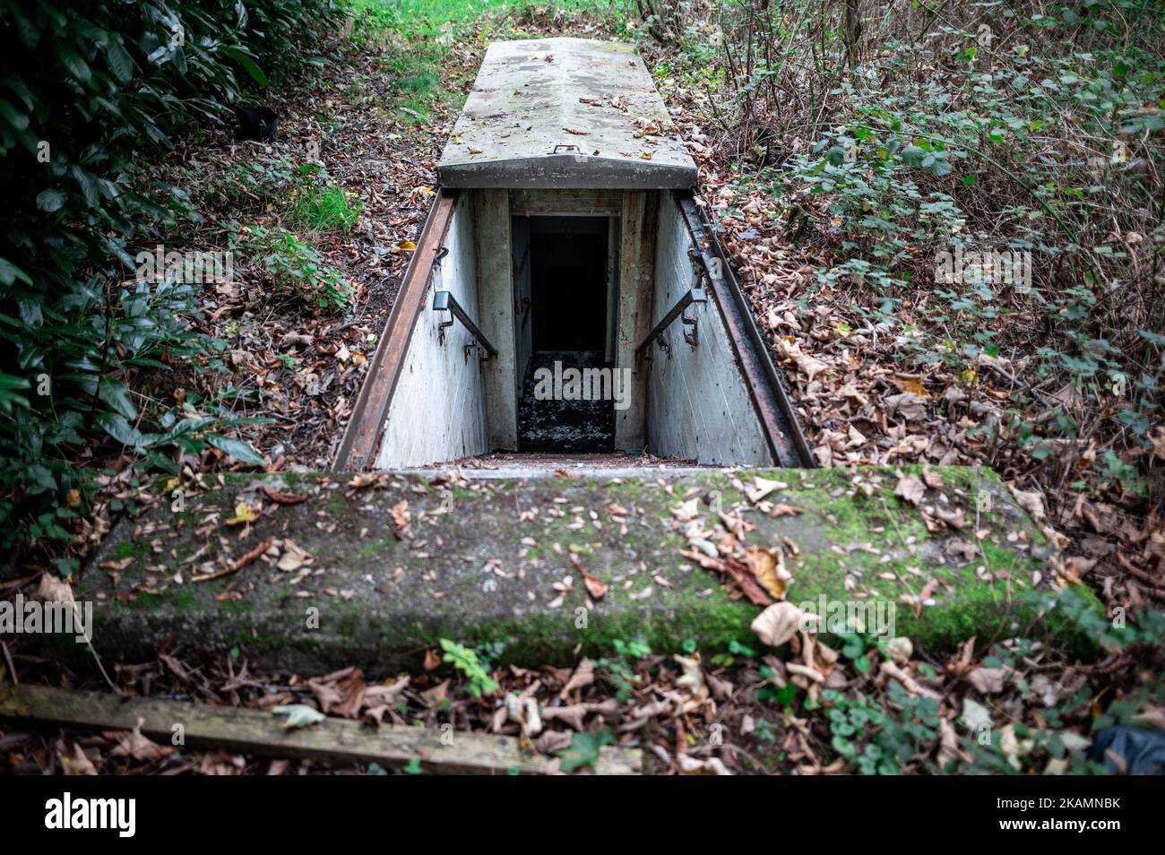 03. November 2022, Nordrhein-Westfalen, Xanten: Treppen führen hinunter in ein ehemaliges Atomschutzhaus, das für 1,6 Millionen Euro zu verkaufen ist. Der Bunker stammt aus dem Jahr 1960s und bietet rund 850 Quadratmeter Fläche und ein großes Grundstück. Der Makler, der sie vermarktet, wirbt für einen „hochsicheren Hafen“. Die privaten Eigentümer hatten die Struktur vor Jahren gekauft und verkaufen sie nun aus Altersgründen. Foto: Fabian Strauch/dpa Stockfoto