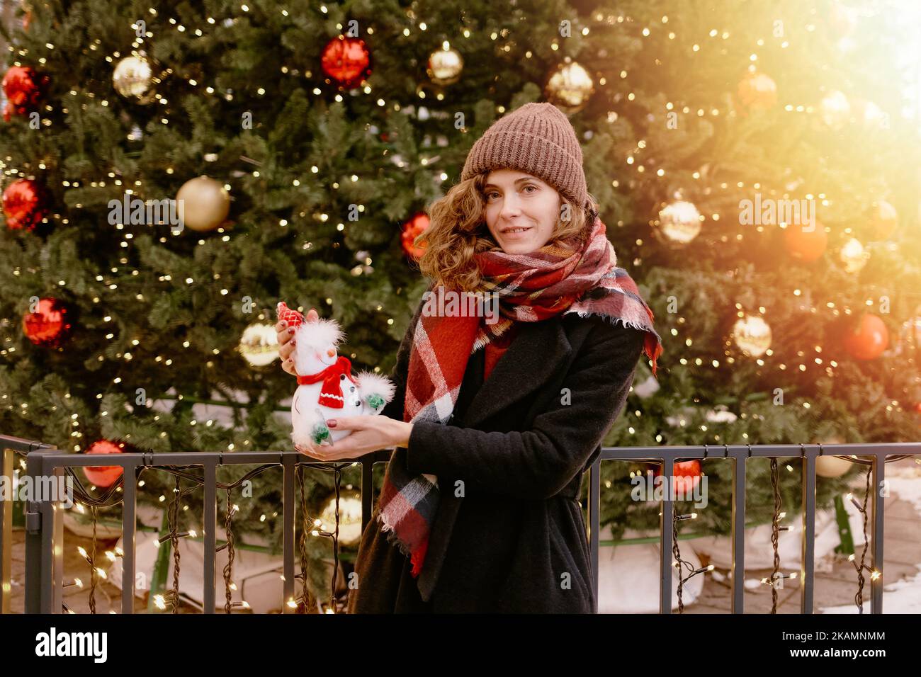 Mädchen in Winterkleidung auf dem Weihnachtsmarkt. Frau im Freien. Stockfoto