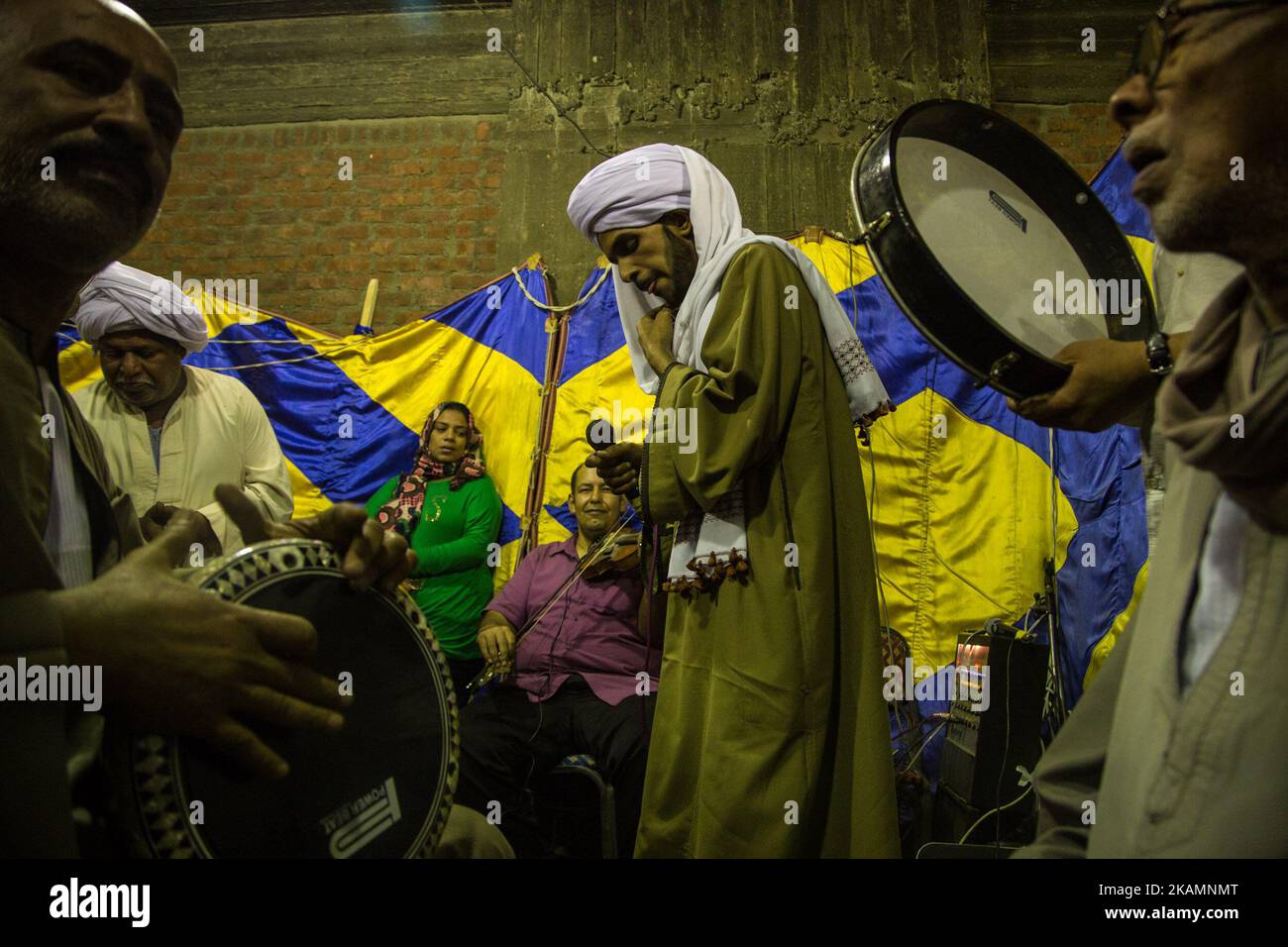 Ägyptische Sufi-Muslime feiern am 25. April 2017 den Geburtstag von Al Sayeda Zainab, Enkelin des Propheten Muhammad, vor der Al Sayeda Zainab Moschee in Kairo, Ägypten. Nach Angaben der Sufis enthält die Moschee das Grab von Al Sayeda Zainab. (Foto von Ibrahim Ezzat/NurPhoto) *** Bitte nutzen Sie die Gutschrift aus dem Kreditfeld *** Stockfoto