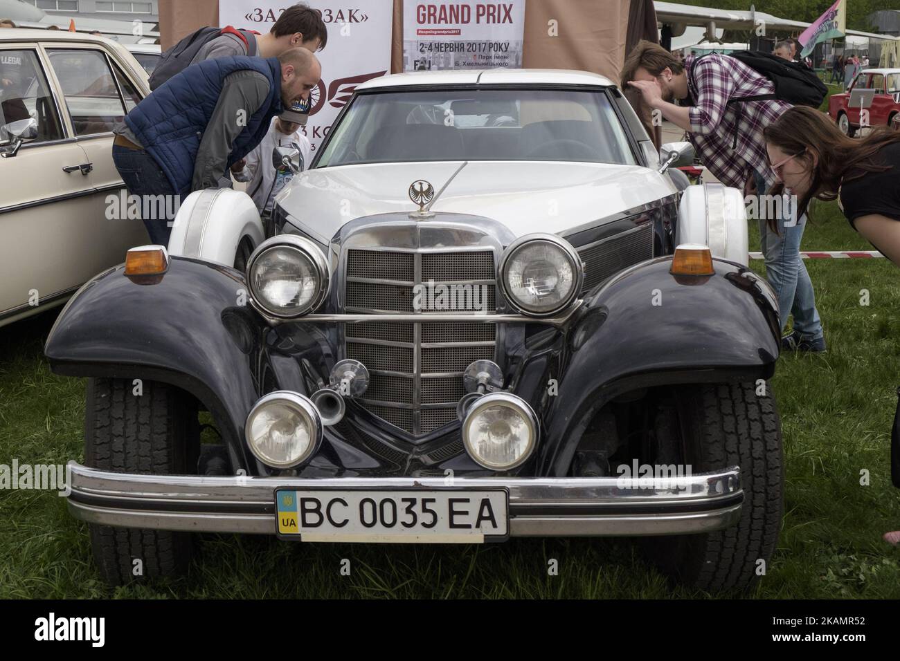 Besucher blickt auf ein altes Auto während der OldCarLand-Automobilausstellung in Kiew, Ukraine, am 29. April 2017. Auf der Ausstellung, die auf dem Gelände des Ukrainischen Luftfahrtmuseums stattfindet, werden etwa 900 alte und exklusive Autos, Busse und Motorräder verschiedener Hersteller aus der ganzen Welt präsentiert. (Foto von Maxym Marusenko/NurPhoto) *** Bitte benutzen Sie die Gutschrift aus dem Kreditfeld *** Stockfoto