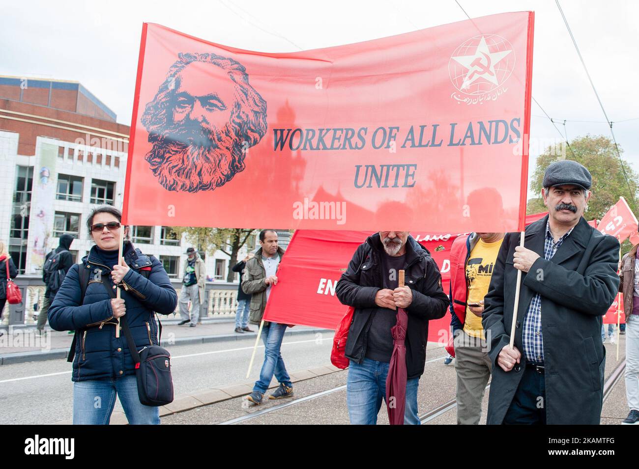 Hunderte von Menschen versammeln sich am 1.. Mai 2017 fand in Amsterdam, Niederlande, eine massive Demonstration während des Internationalen Tages der Arbeiter statt, der in einigen Ländern auch als Tag der Arbeit bekannt ist. Die Menschen gingen auf die Straßen von Amsterdam, um für echte Arbeitsplätze und ihre Rechte als Arbeitnehmer zu kämpfen. Die Demonstration wurde von der FNV organisiert. (Foto von Romy Arroyo Fernandez/NurPhoto) *** Bitte nutzen Sie die Gutschrift aus dem Kreditfeld *** Stockfoto