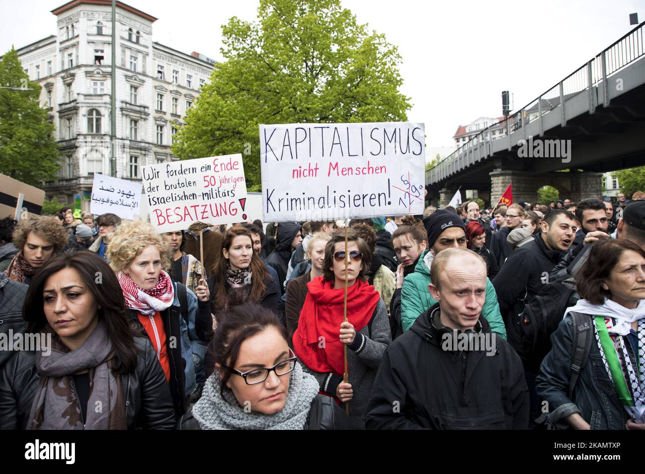 Menschen mit Transparenten mit der Aufschrift "Wir fordern ein Ende der brutalen 50 Jahre andauernden israelischen Militärbesetzung" und "kriminalisieren den Kapitalismus, nicht Menschen" nehmen am 1. Mai 2017 an einer linksgerichteten 1. Mai-Demonstration im Bezirk Kreuzberg in Berlin Teil. Mai, oder Internationaler Arbeitertag, und wurde in Deutschland seit 1933 ein Feiertag. Der May Day ist in Berlin auch für gewalttätige Auseinandersetzungen zwischen Polizei und Demonstranten bekannt geworden, insbesondere nach 1987, dessen 30.-jähriges Bestehen in diesem Jahr stattfindet. (Foto von Emmanuele Contini/NurPhoto) *** Bitte benutzen Sie die Gutschrift aus dem Kreditfeld *** Stockfoto