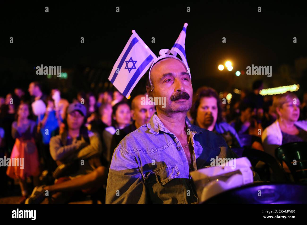 Ein Mann trägt israelische Fahnen auf seinem Kopf, während er eine öffentliche Show auf dem Rabin-Platz während der Feierlichkeiten zum Unabhängigkeitstag 69. in Tel Aviv, Israel, am 01. Mai 2017, ansieht. (Foto von Corinna Kern/NurPhoto) *** Bitte nutzen Sie die Gutschrift aus dem Kreditfeld *** Stockfoto