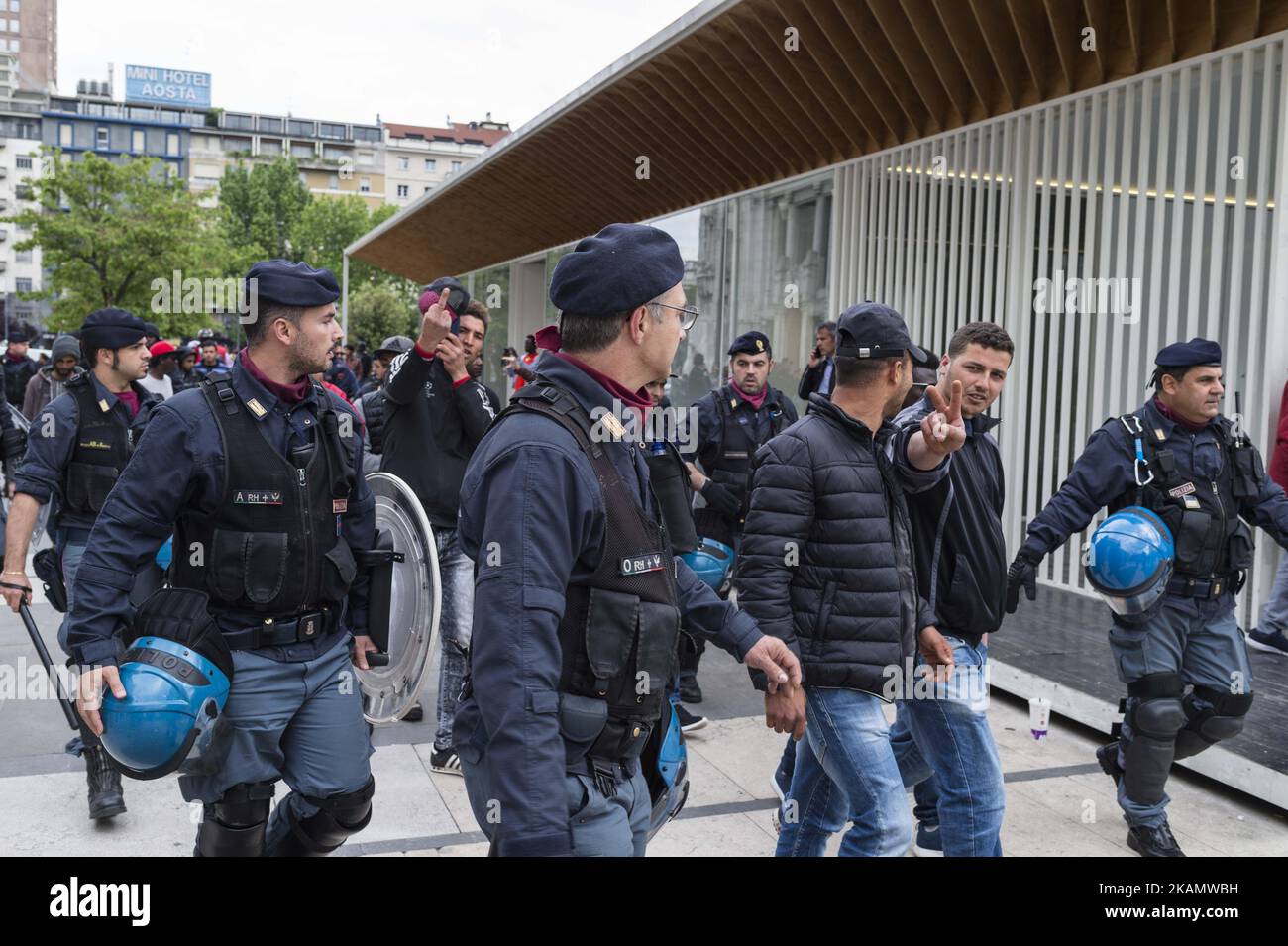 Am 2. Mai 2017 wurden die geheimen Aborte vom Mailänder Hauptbahnhof weggenommen. Die Polizei machte eine Maxi-Räumung, um den Garten der Station zu leeren. (Foto von Fabrizio Di Nucci/NurPhoto) *** Bitte nutzen Sie die Gutschrift aus dem Kreditfeld *** Stockfoto