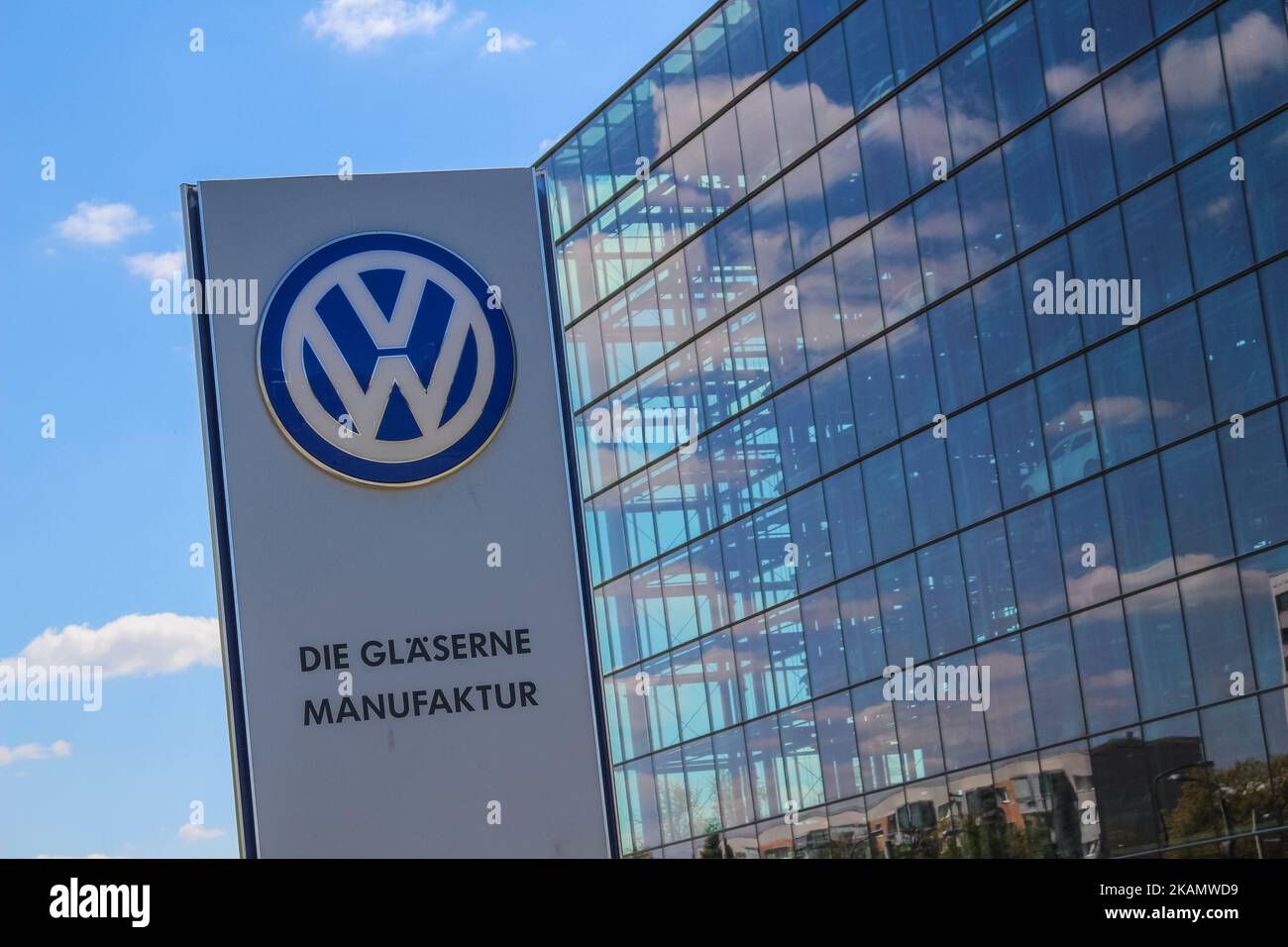 Die Volkswagen Transparent Factory ist /ON/ in Desden, Deutschland, zu sehen. Die Transparent Factory ist ein Ausstellungsraum im Besitz des deutschen Automobilherstellers Volkswagen und wurde vom Architekten Gunter Henn entworfen. Es wurde ursprünglich 2002 als Autofabrik eröffnet. Im Jahr 2016 wurde es als "Koffer für die Elektromobilität" wiedereröffnet. (Foto von Michal Fludra/NurPhoto) *** Bitte nutzen Sie die Gutschrift aus dem Kreditfeld *** Stockfoto