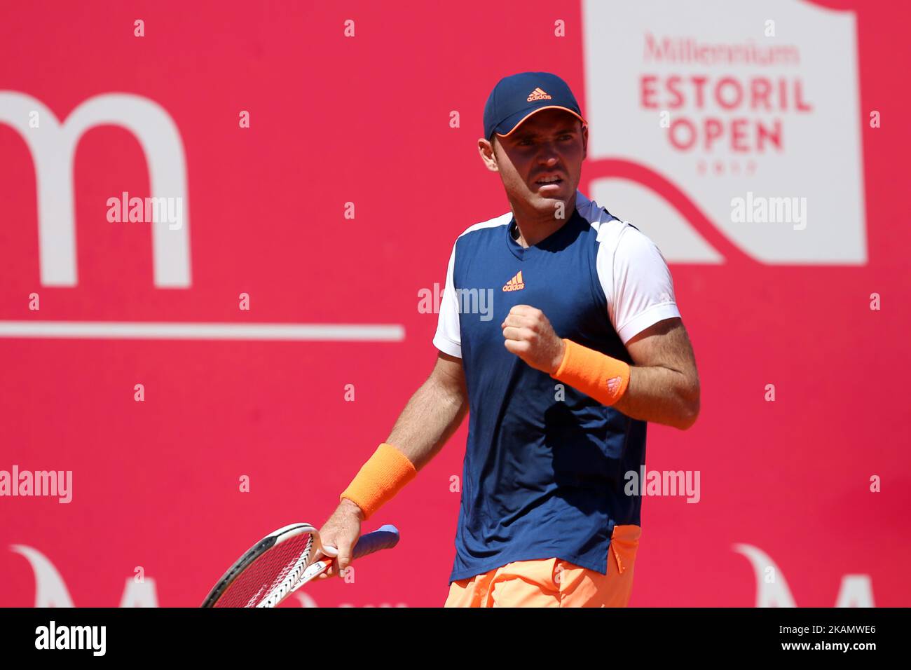 Bjorn Fratangelo aus den USA feiert am 2. Mai 2017 einen Punkt über Joao Sousa aus Portugal während des Millennium Estoril Open 1. Round Tennis Turniers in Estoril, einem Vorort von Lissabon, Portugal. Bjorn Fratangelo aus den USA gewann 6-3, 6-4. (Foto von Pedro FiÃºza/NurPhoto) *** Bitte nutzen Sie die Gutschrift aus dem Kreditfeld *** Stockfoto