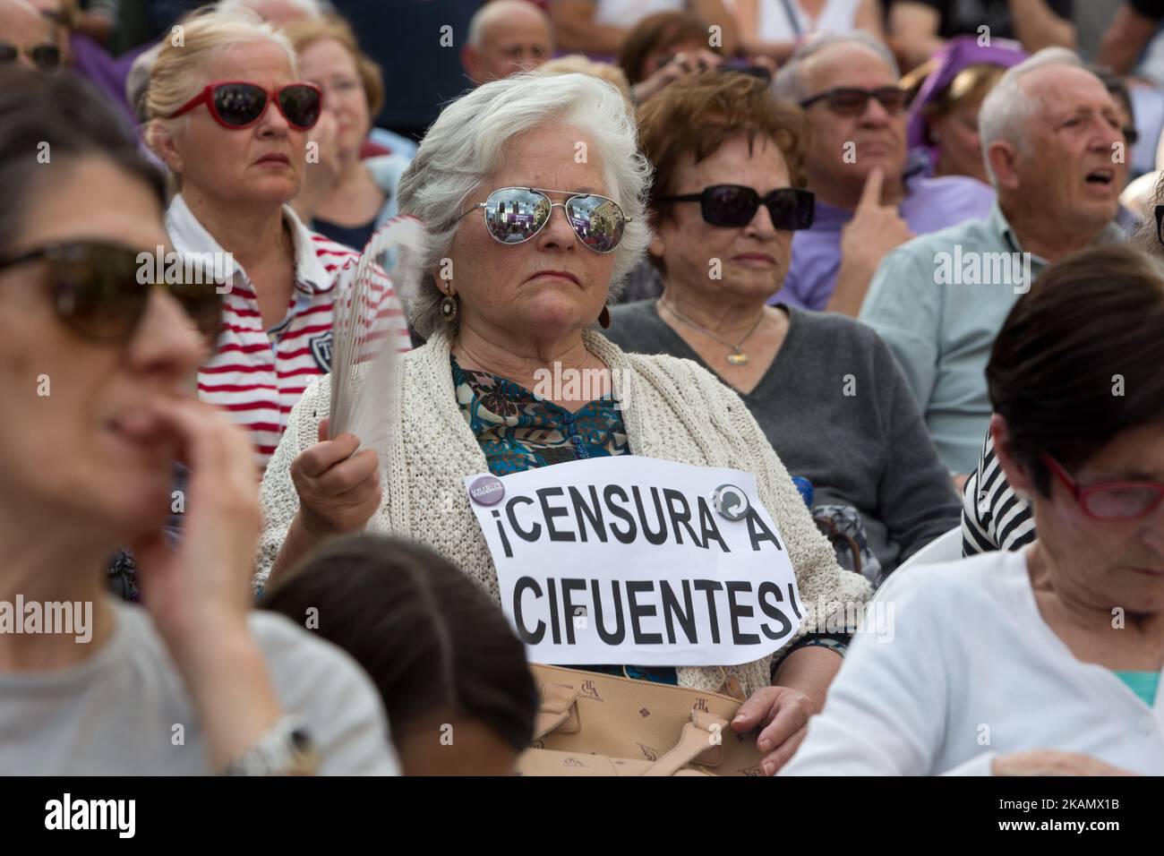 Die Anhänger von Podemos nehmen am 2.. Mai 2017 an einer öffentlichen Aktion "Madrid se levanta" Teil, um ein Misstrauensvotum gegen den Premierminister Mariano Rajoy und die Präsidentin der Regionalregierung von Madrid, Cristina Cifuentes, in Madrid zu fördern. (Foto von Alvaro Hurtado/NurPhoto) *** Bitte nutzen Sie die Gutschrift aus dem Kreditfeld *** Stockfoto