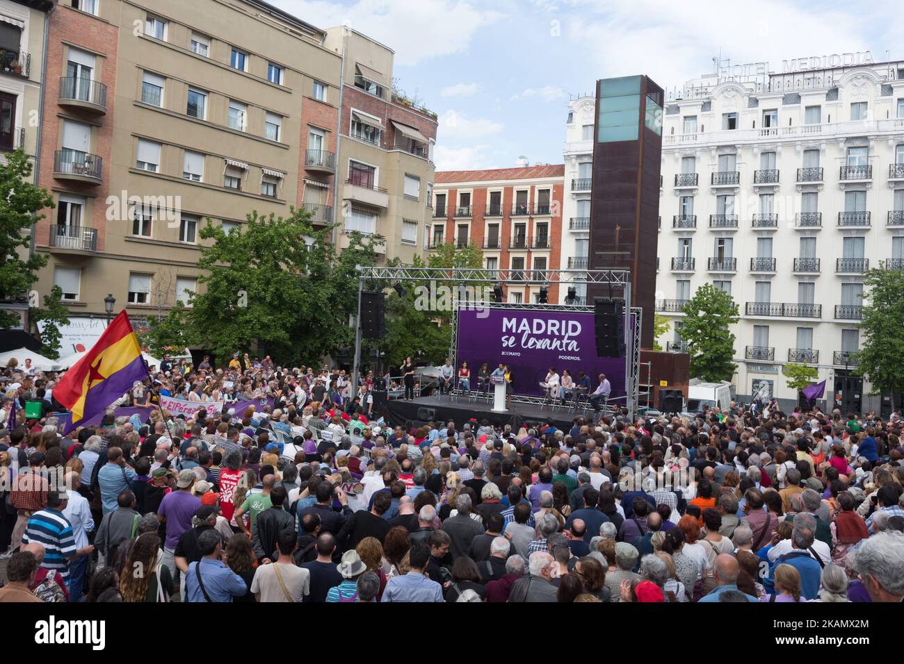 Die Anhänger von Podemos nehmen am 2.. Mai 2017 an einer öffentlichen Aktion "Madrid se levanta" Teil, um ein Misstrauensvotum gegen den Premierminister Mariano Rajoy und die Präsidentin der Regionalregierung von Madrid, Cristina Cifuentes, in Madrid zu fördern. (Foto von Alvaro Hurtado/NurPhoto) *** Bitte nutzen Sie die Gutschrift aus dem Kreditfeld *** Stockfoto